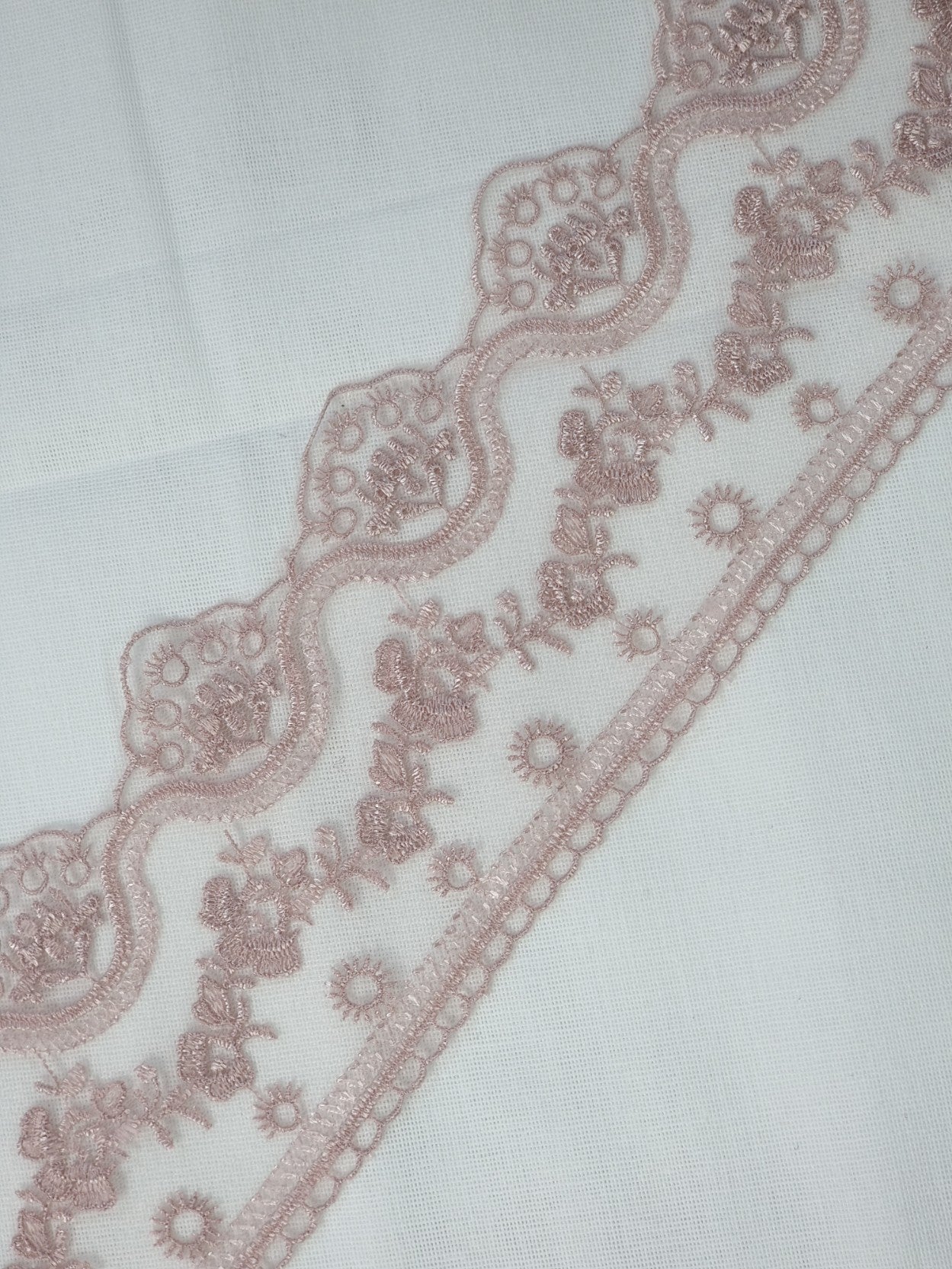 Dantela cu broderie pe fundal din tull, latime 6cm, Roz prafuit