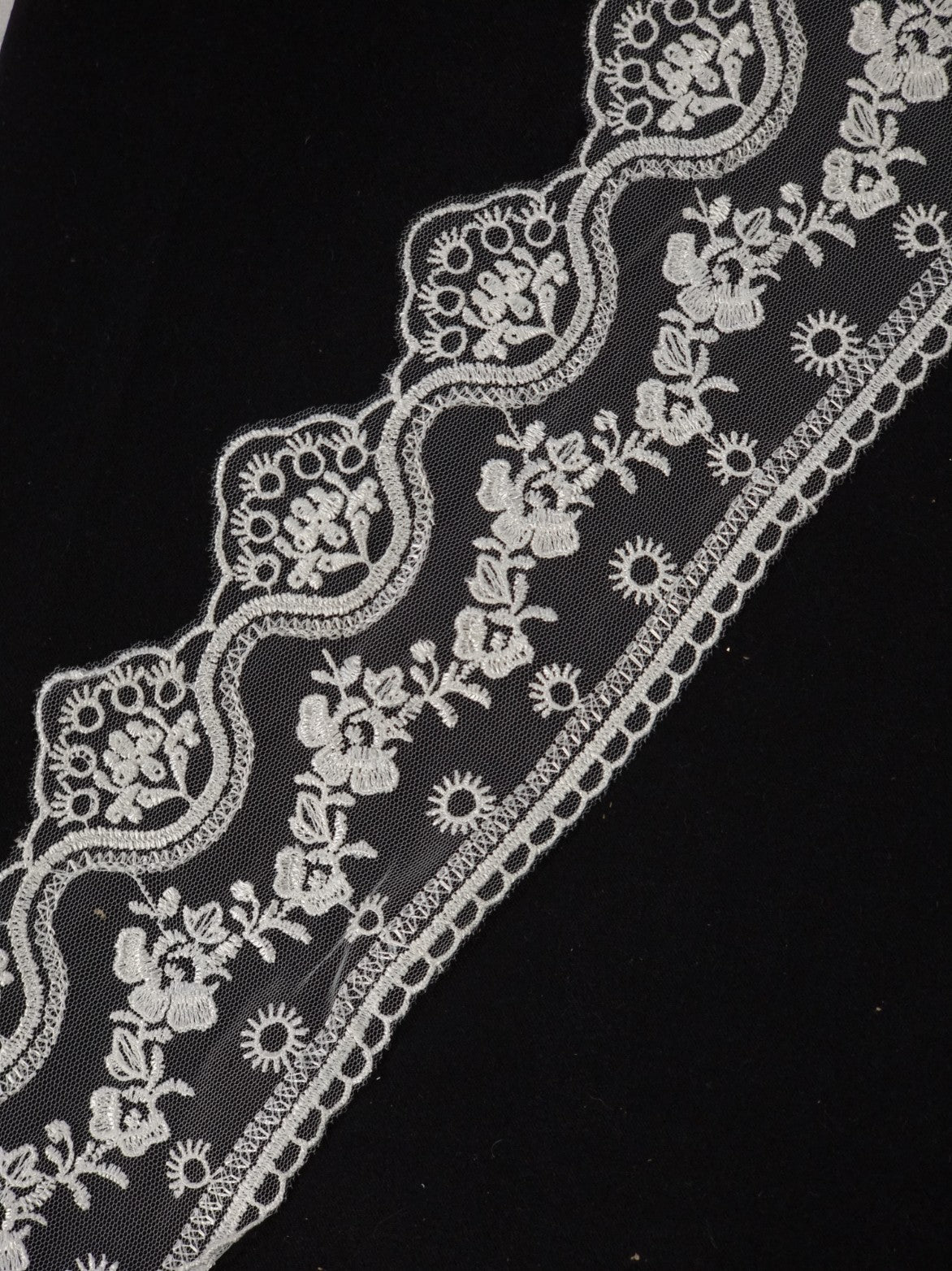 Dantela cu broderie pe fundal din tull, latime 6cm, Alb