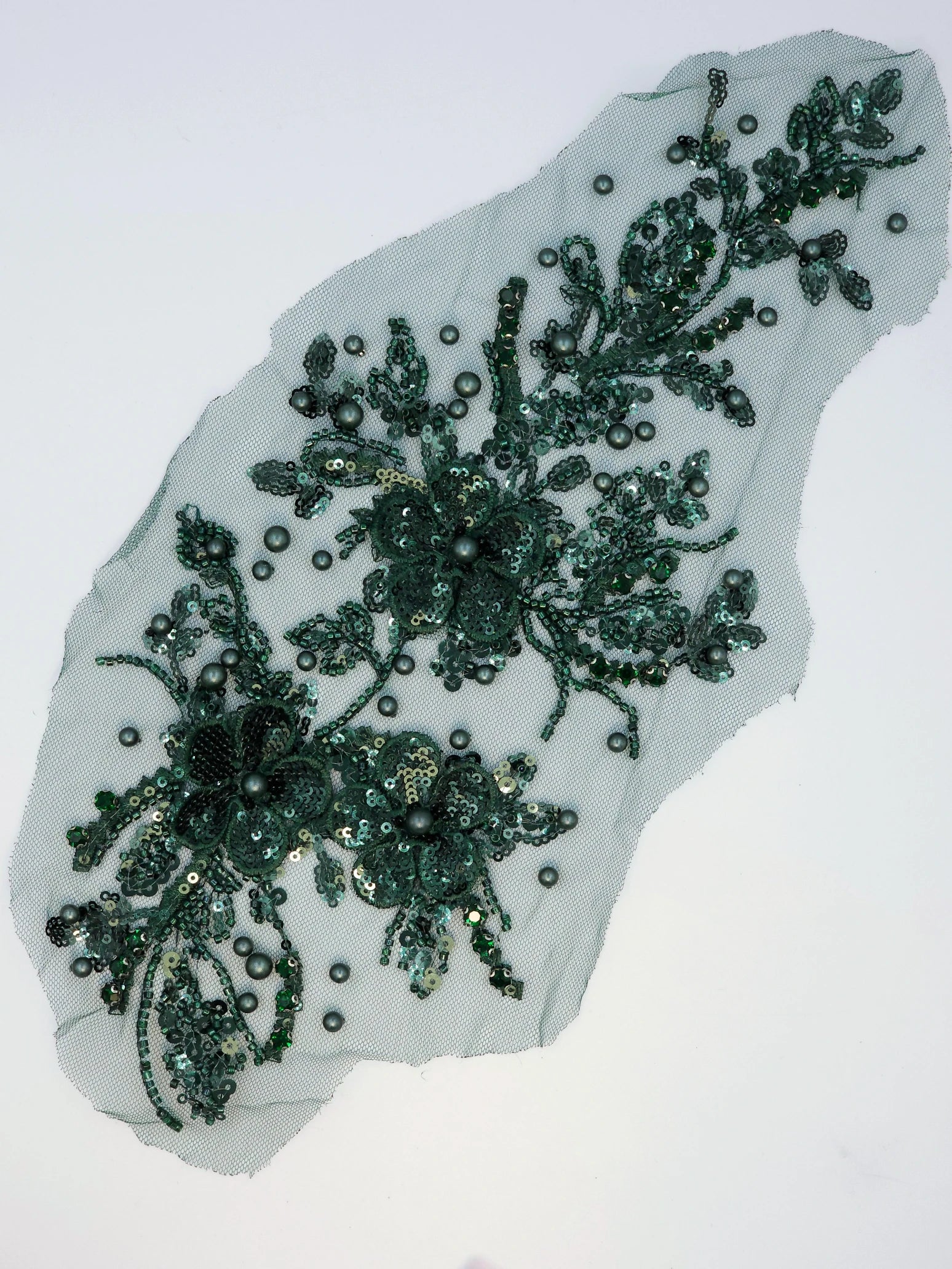 Aplicatie vestimentara, model floral cu paiete si margele cusute, Verde inchis