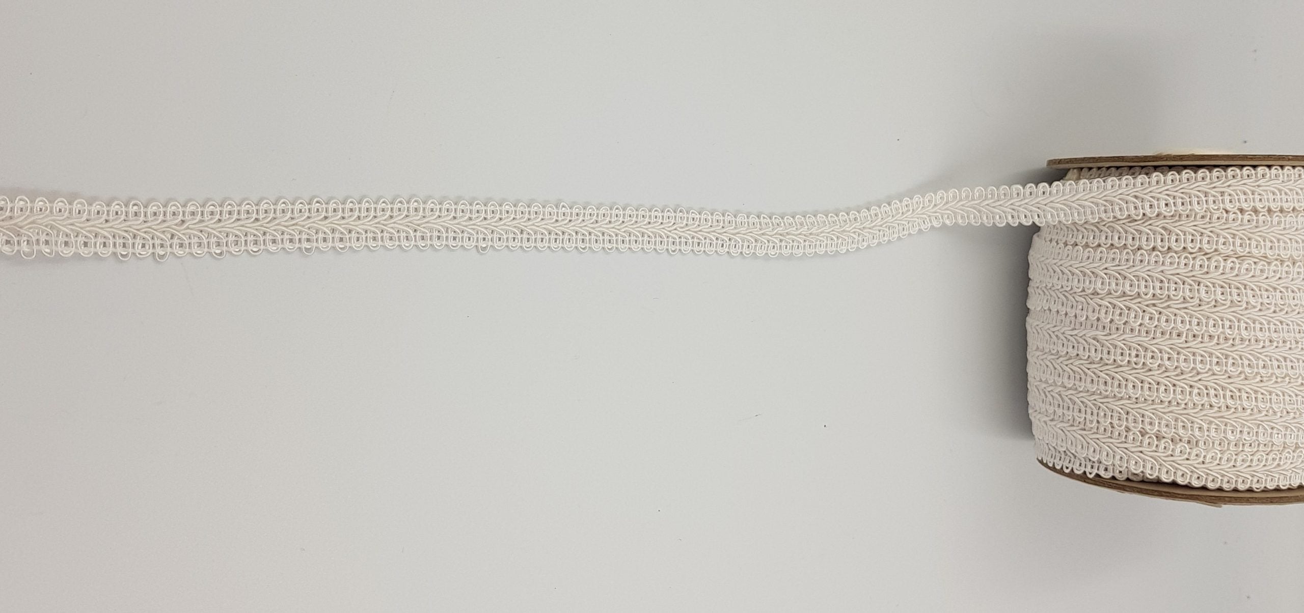 Galon de culoare alba