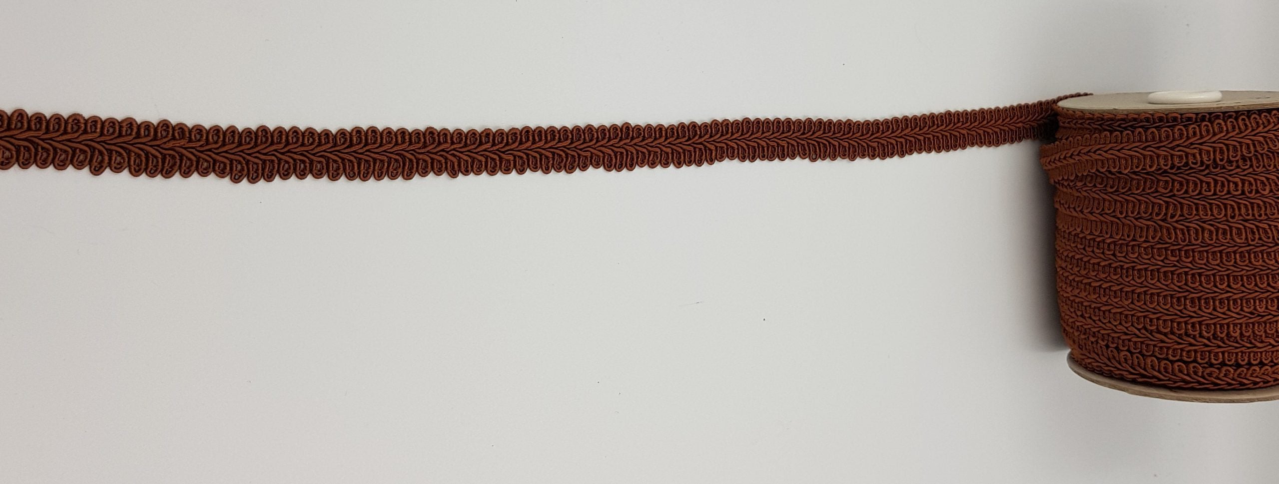 Galon de culoare maronie