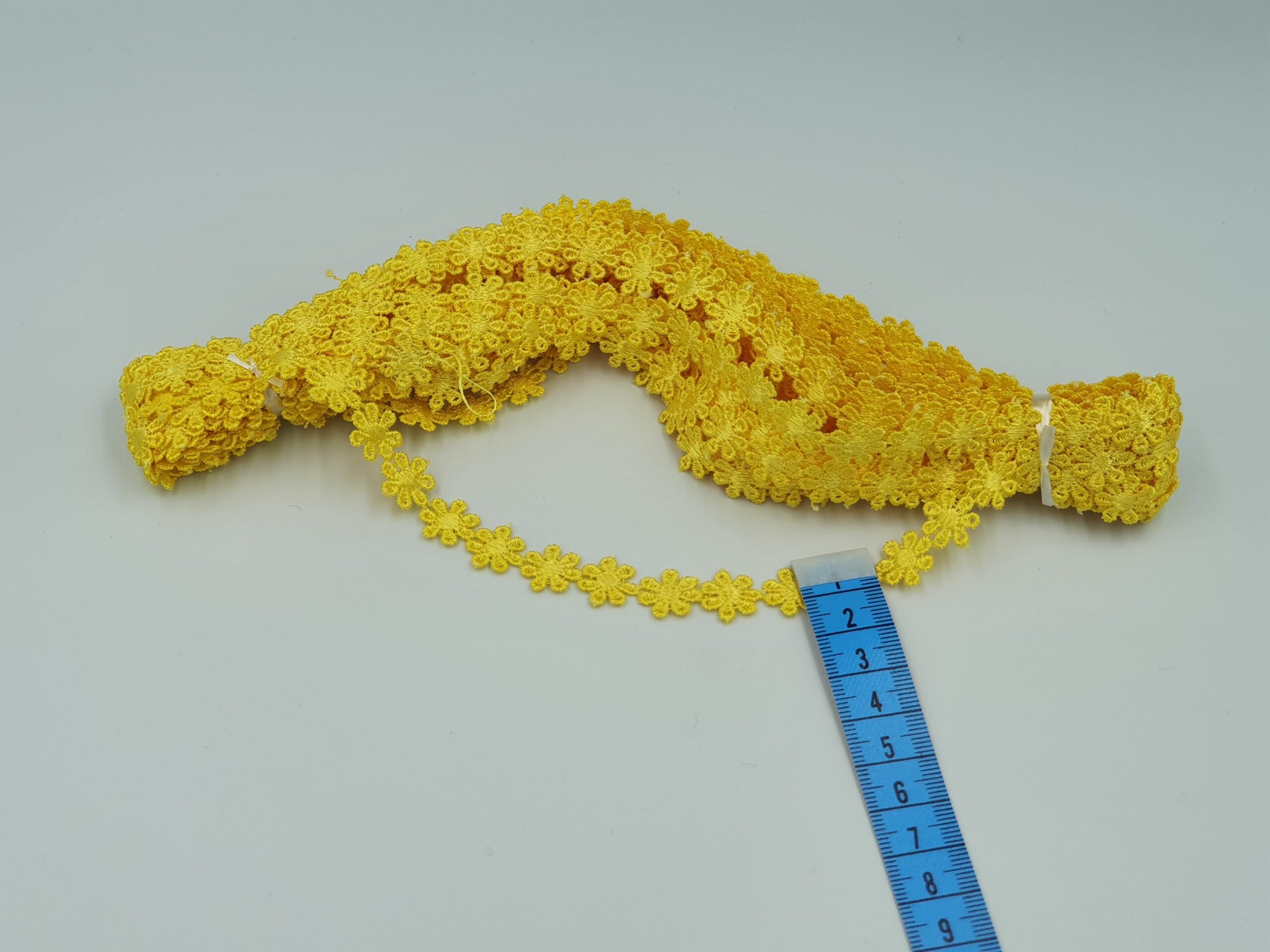 Broderie galbena model din fir de matase