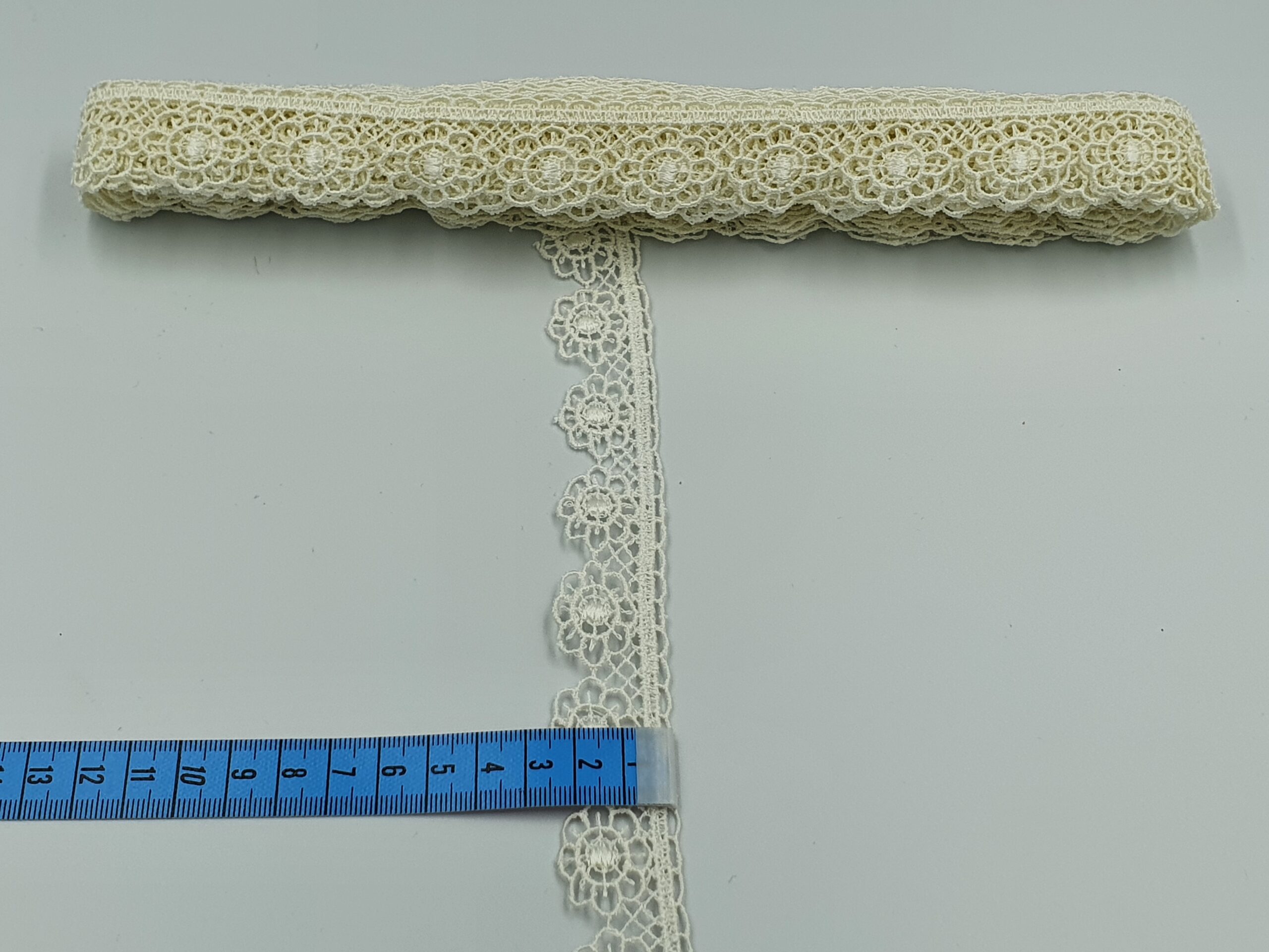 Broderie crem model din fir de matase