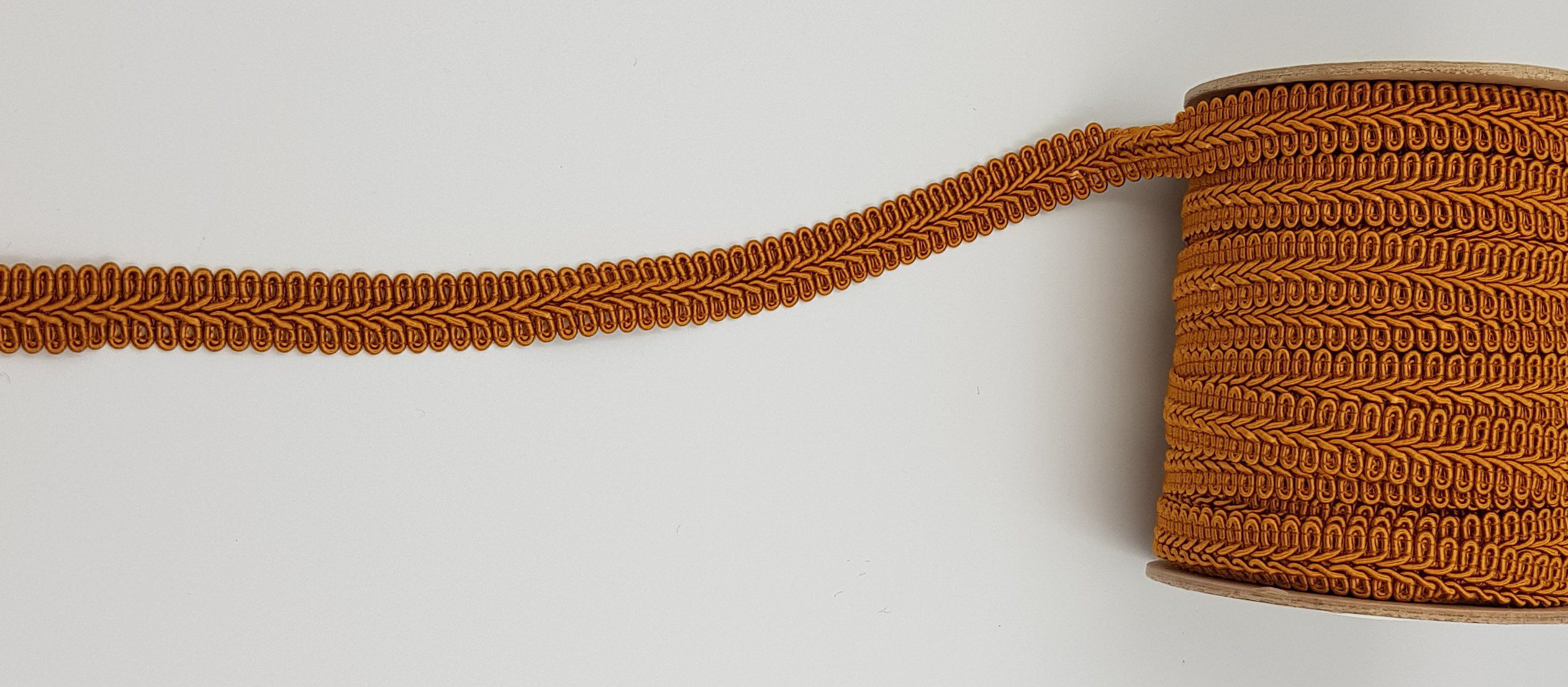 Galon de culoare caramizie