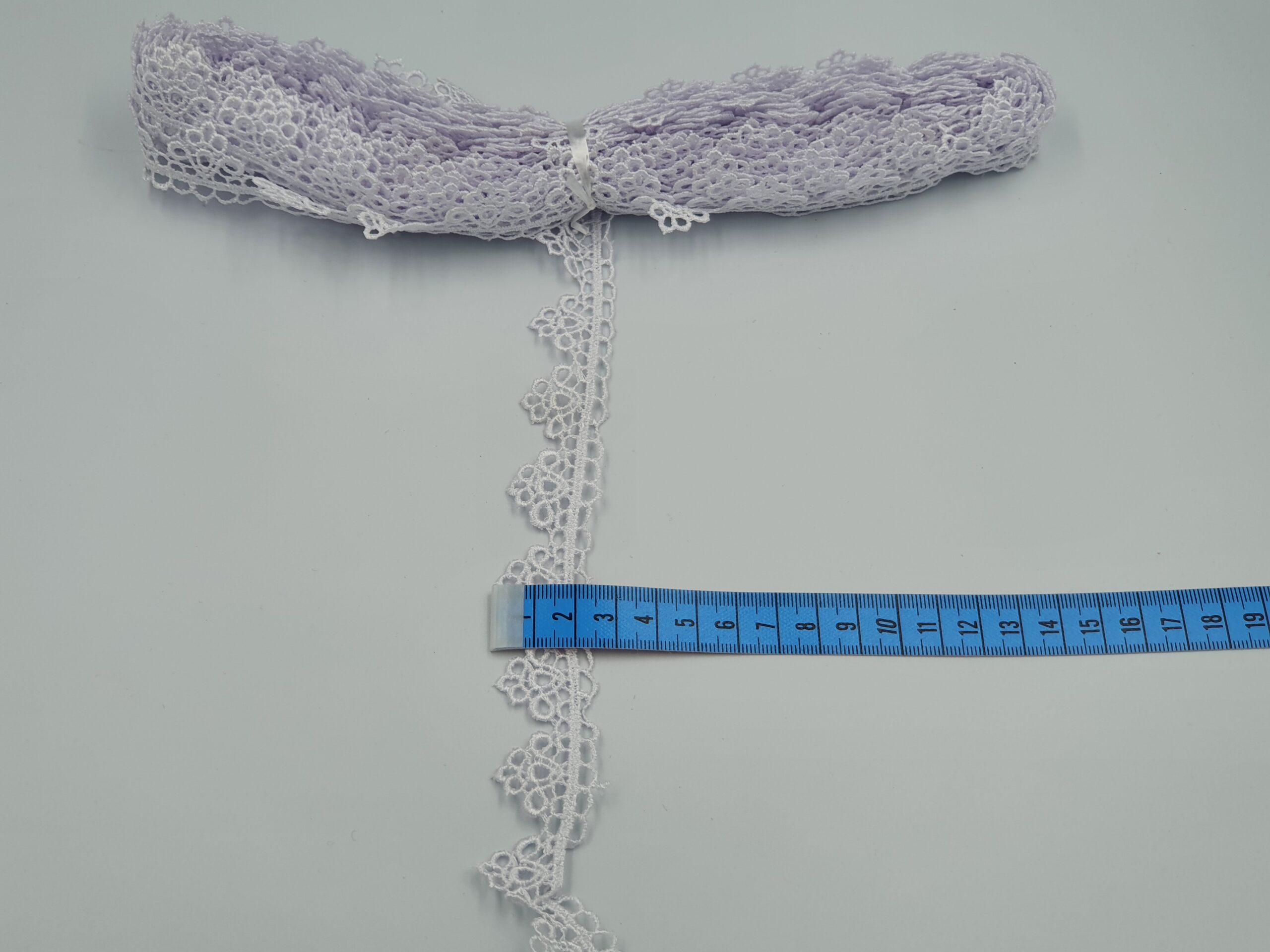 Broderie alba model din fir de matase