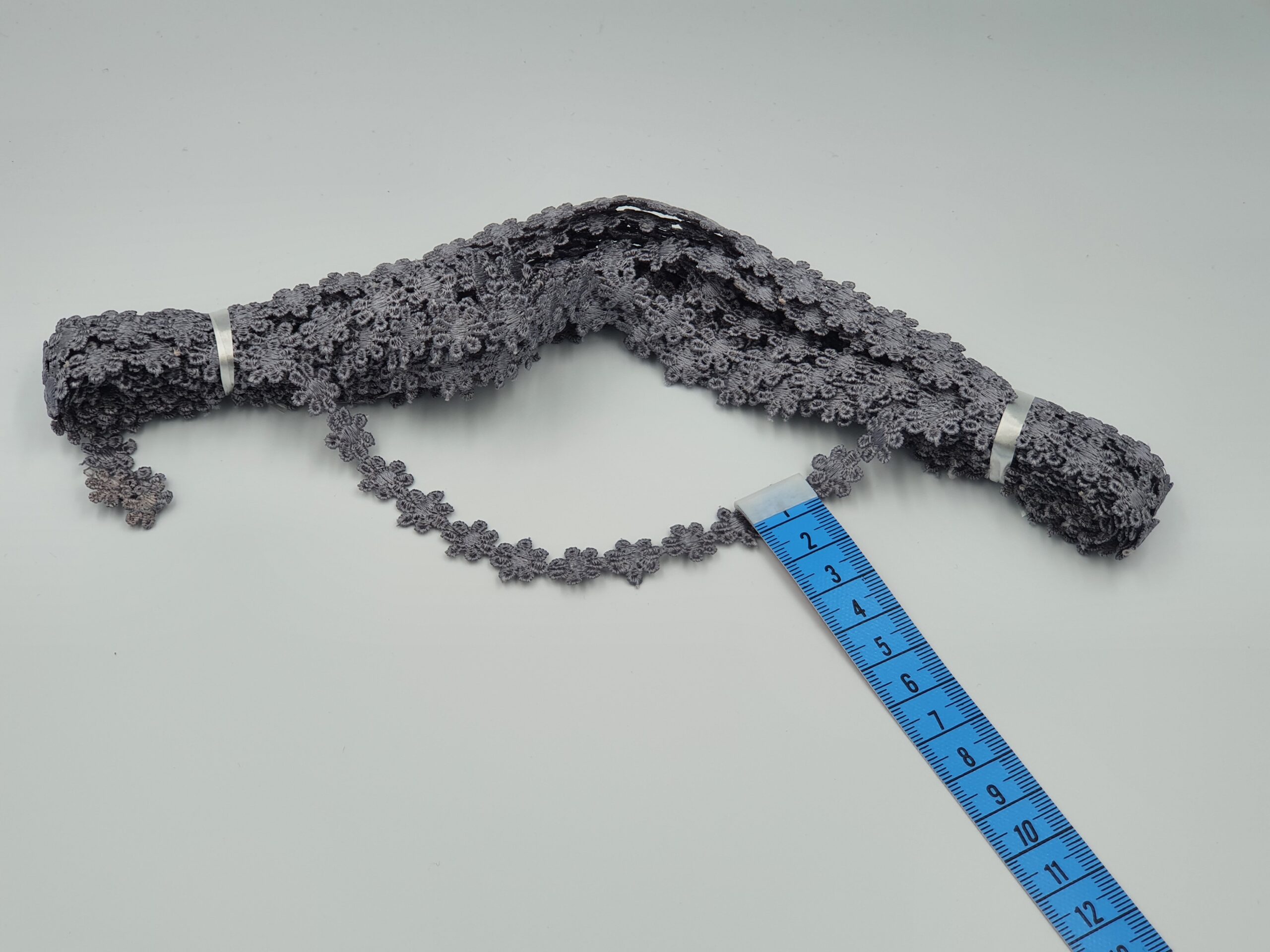 Broderie gri model din fir de matase