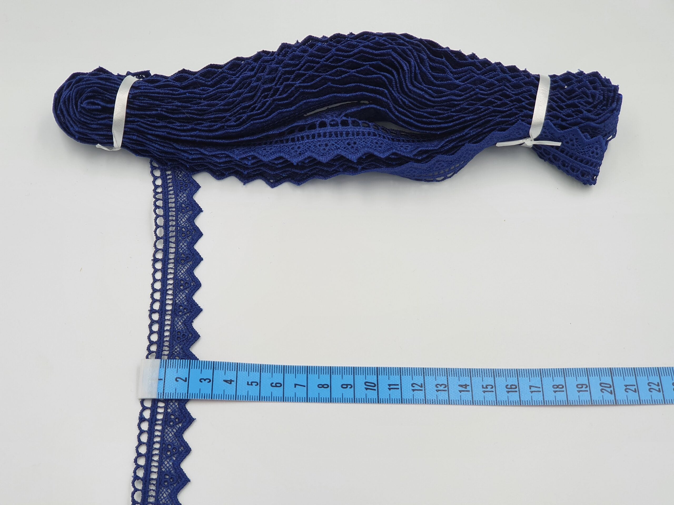 Broderie bleumarin model din fir de matase