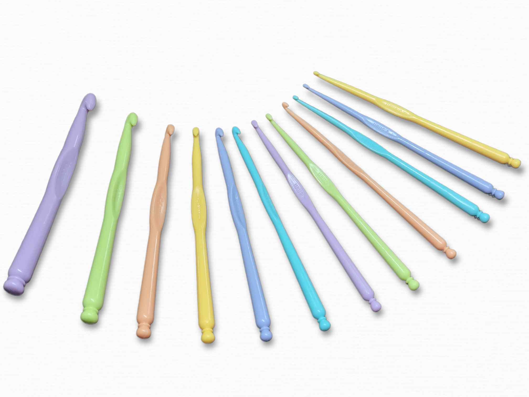 Set crosete din plastic, 12 marimi incepand cu 2.0 pana la 10, in diverse culori