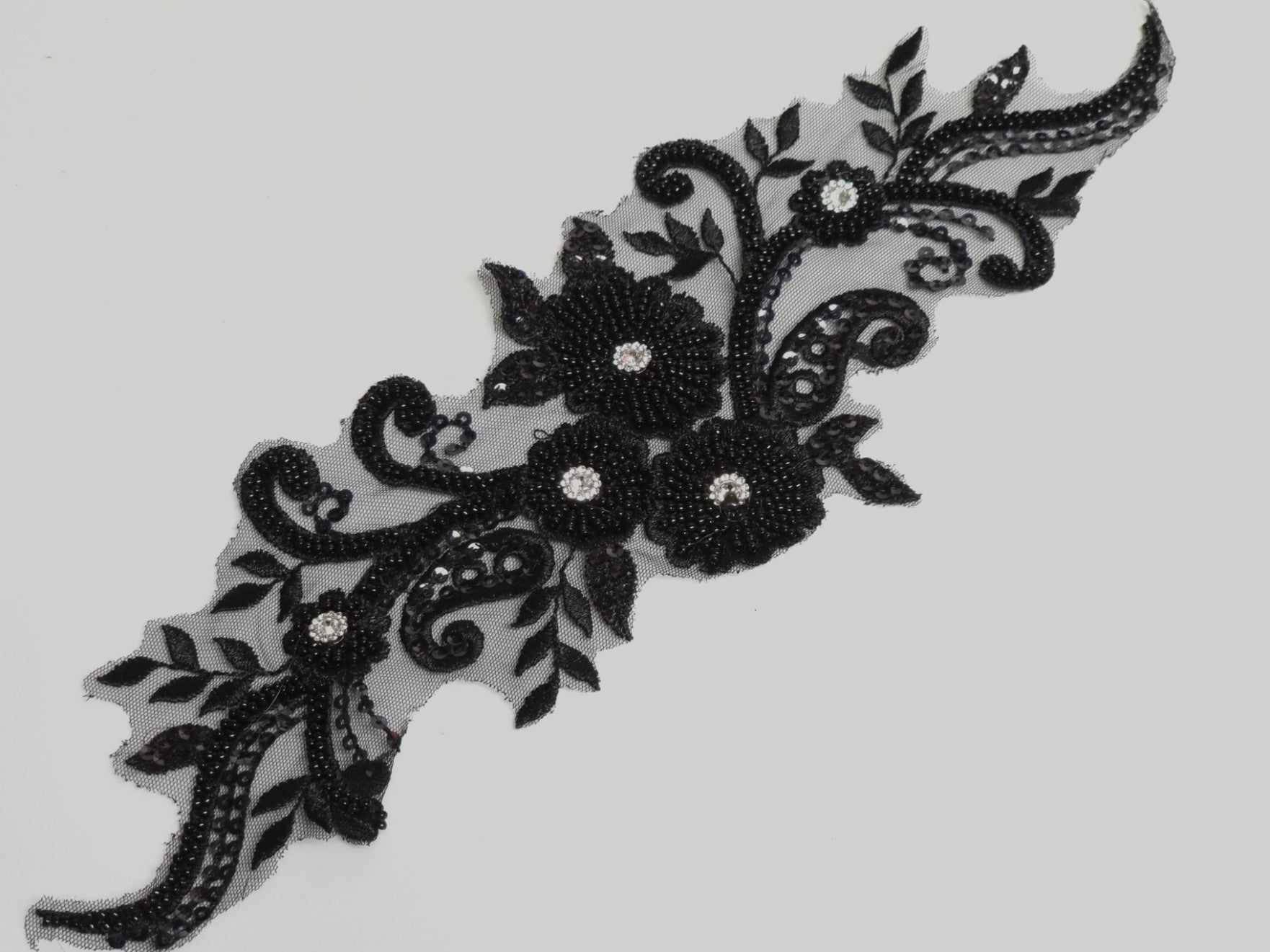 Aplicatie, model floral, 35x15cm, neagra