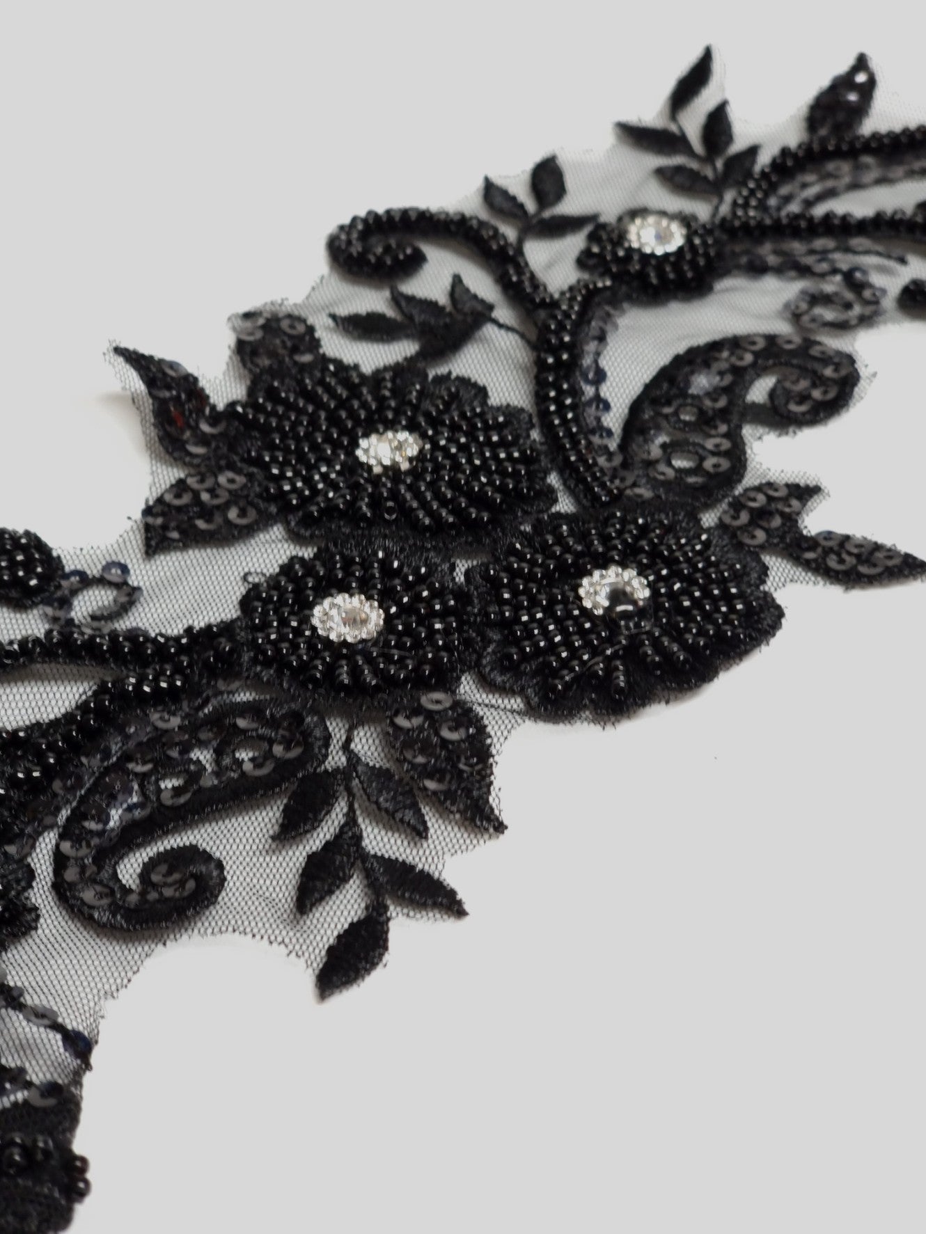Aplicatie, model floral, 35x15cm, neagra