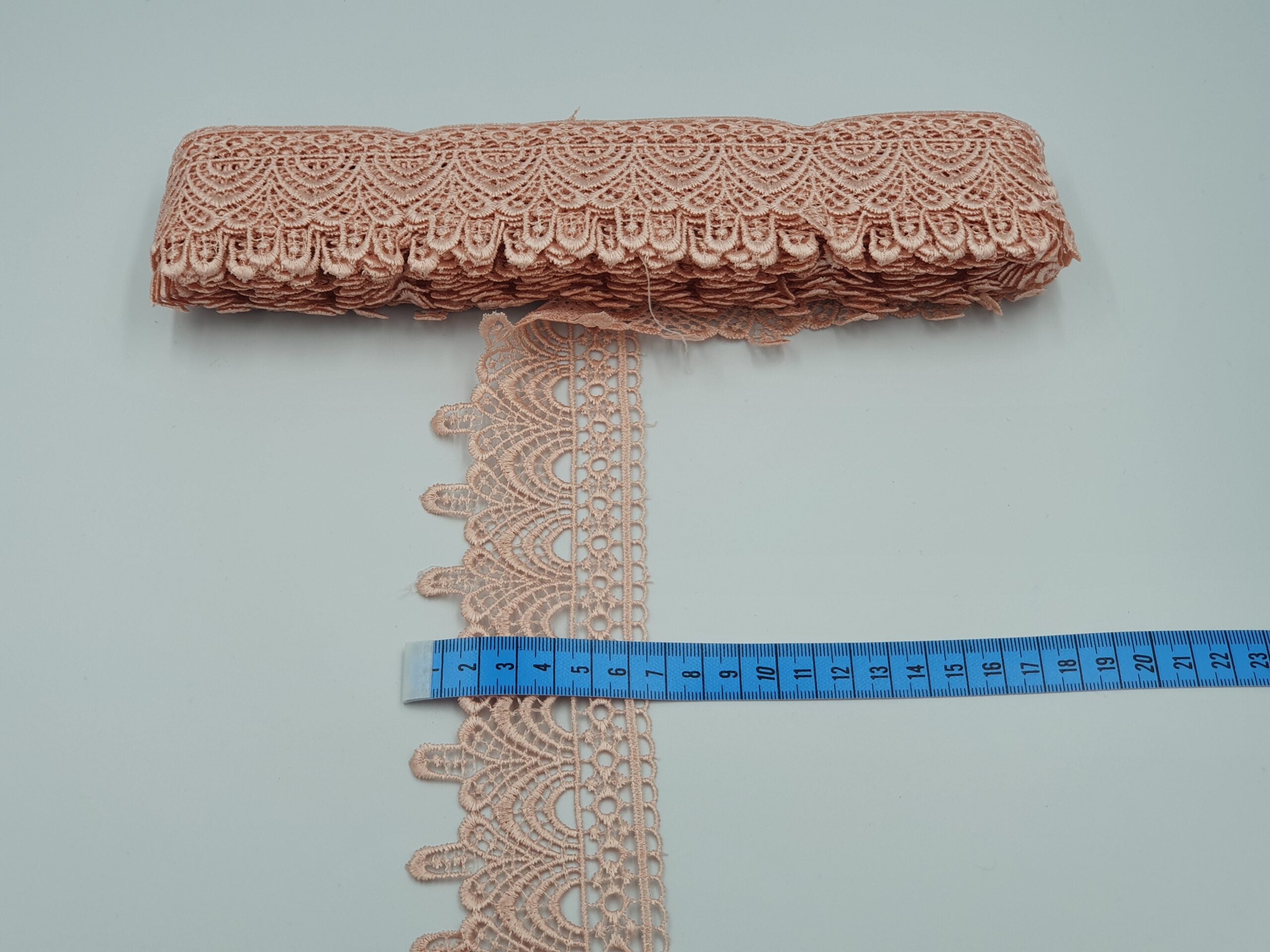 Broderie bej model din fir de matase