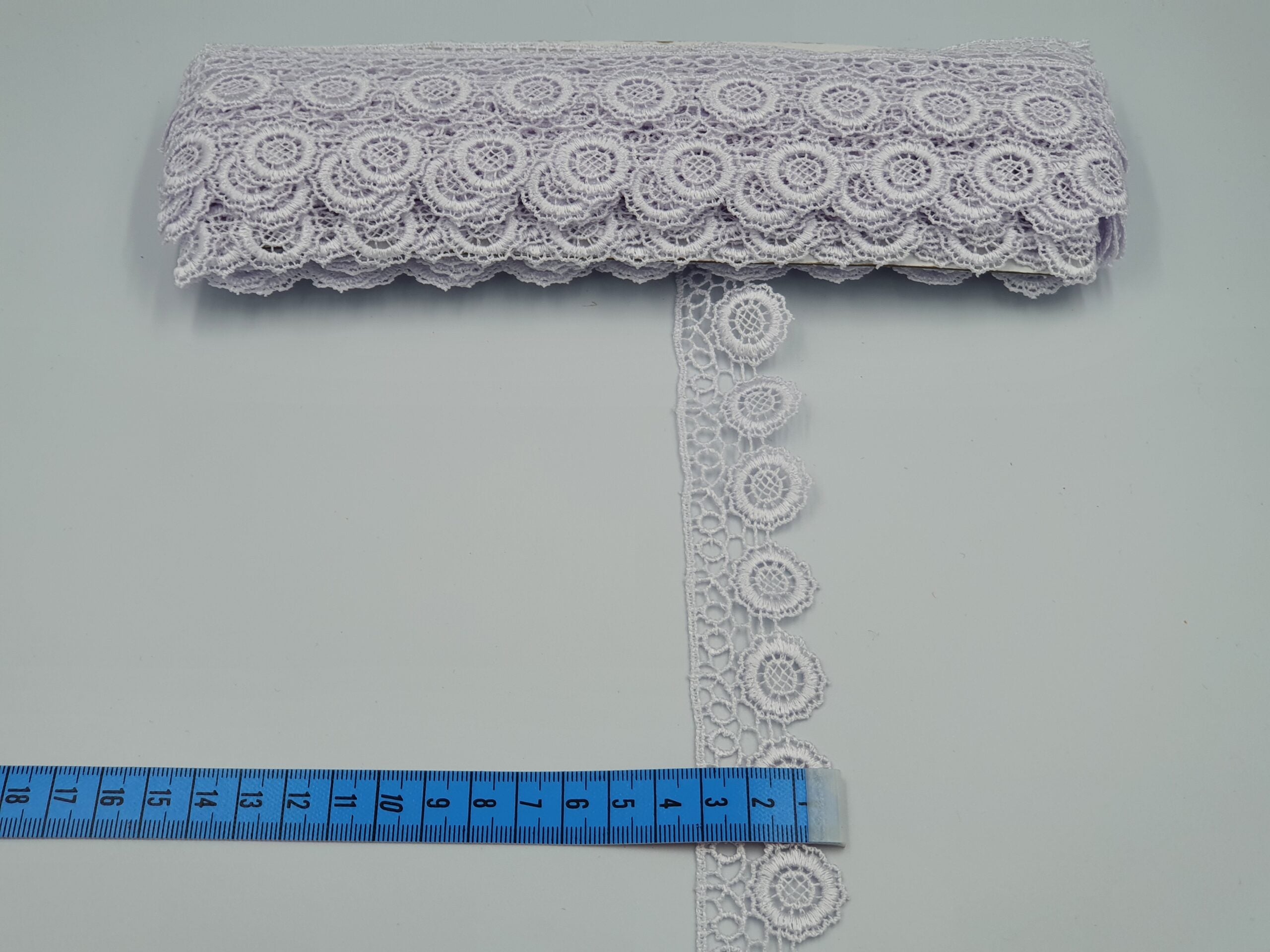 Broderie albamodel din fir de matase