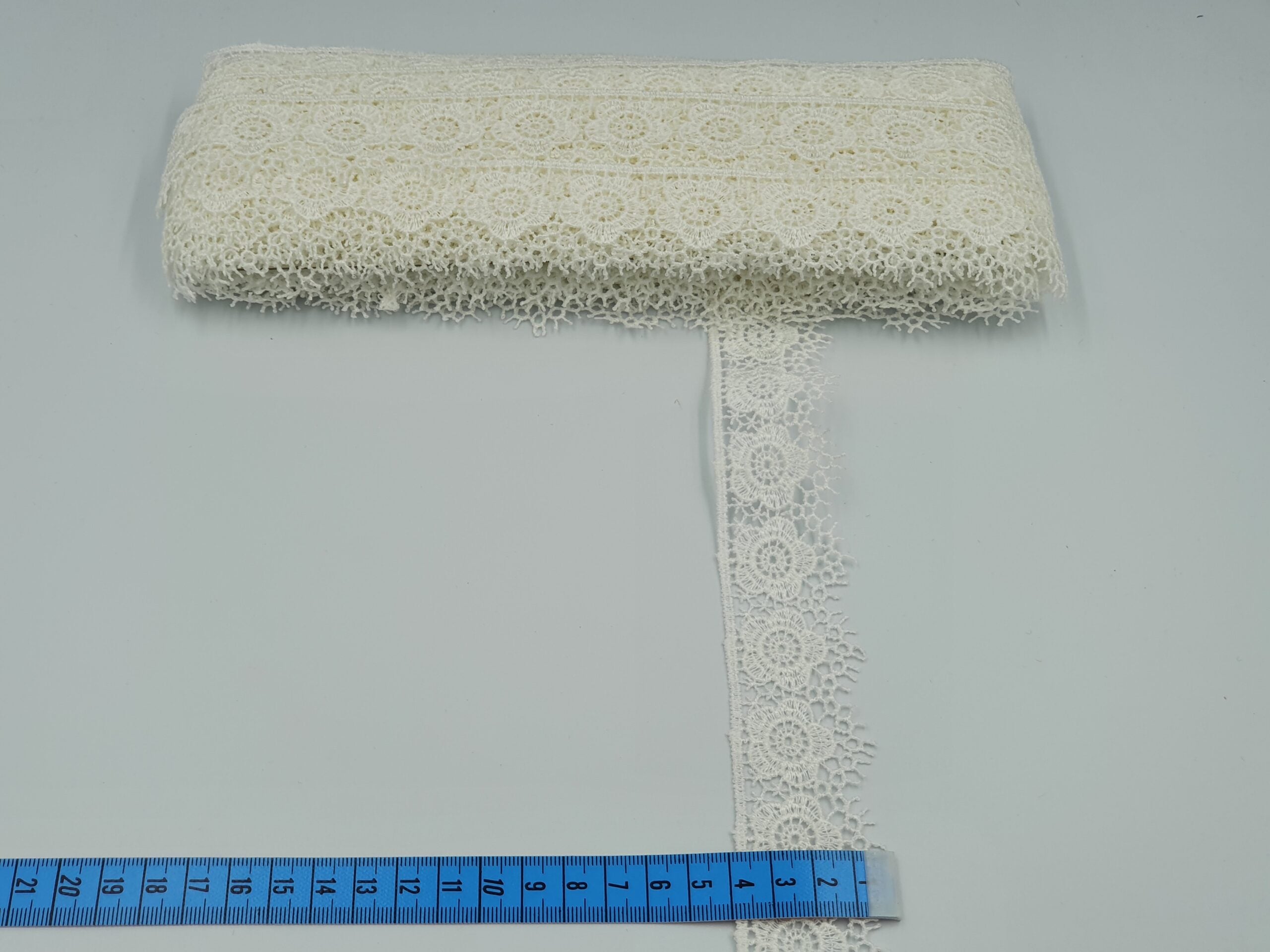 Broderie crem model din fir de matase