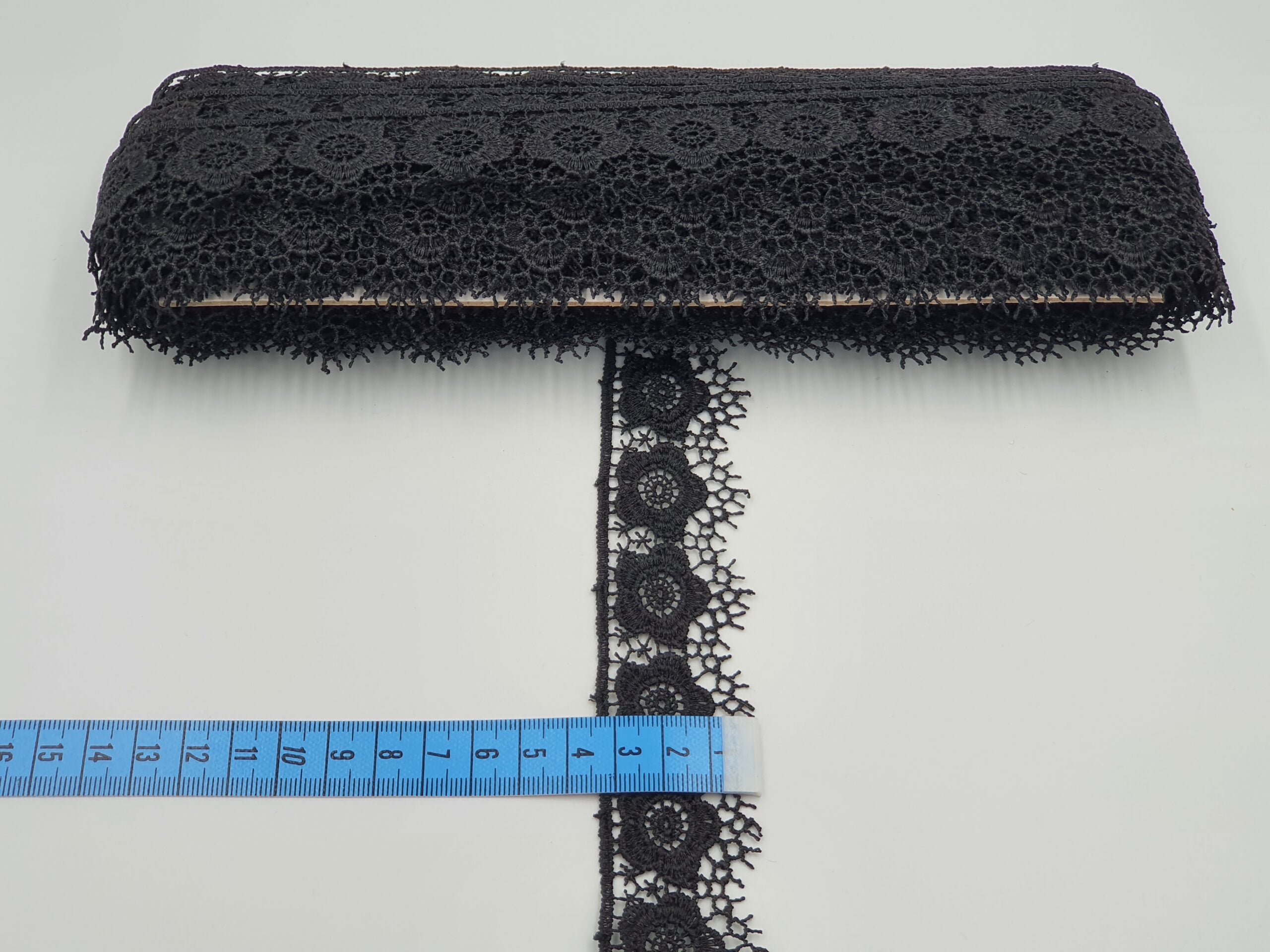 Broderie neagra model din fir de matase