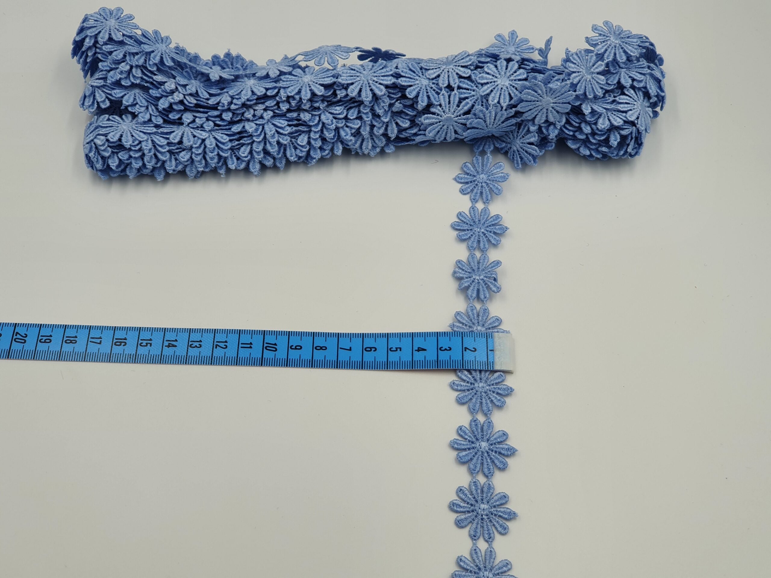 Broderie bleu-deschis model din fir de matase