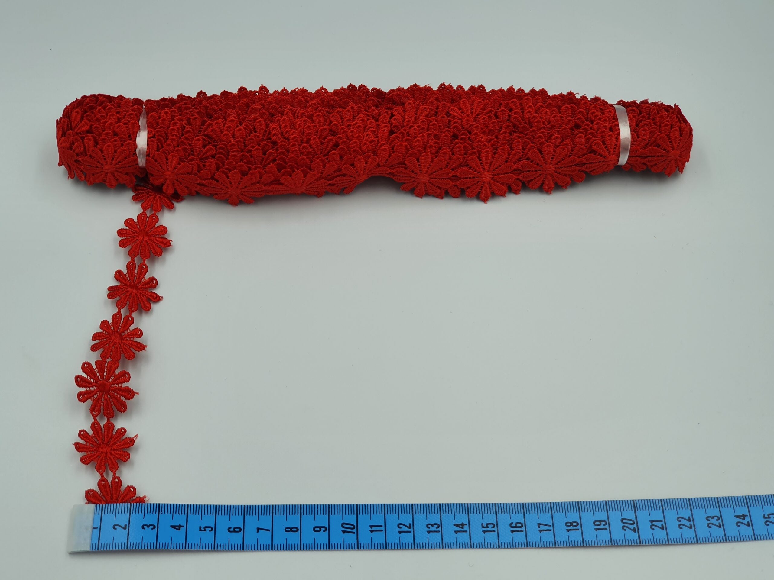 Broderie rosie model din fir de matase