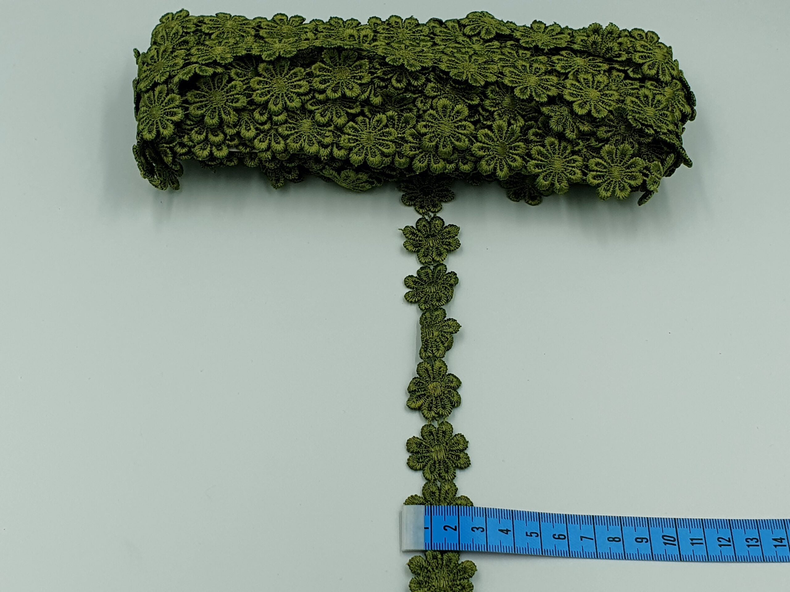 Broderie verde model din fir de matase