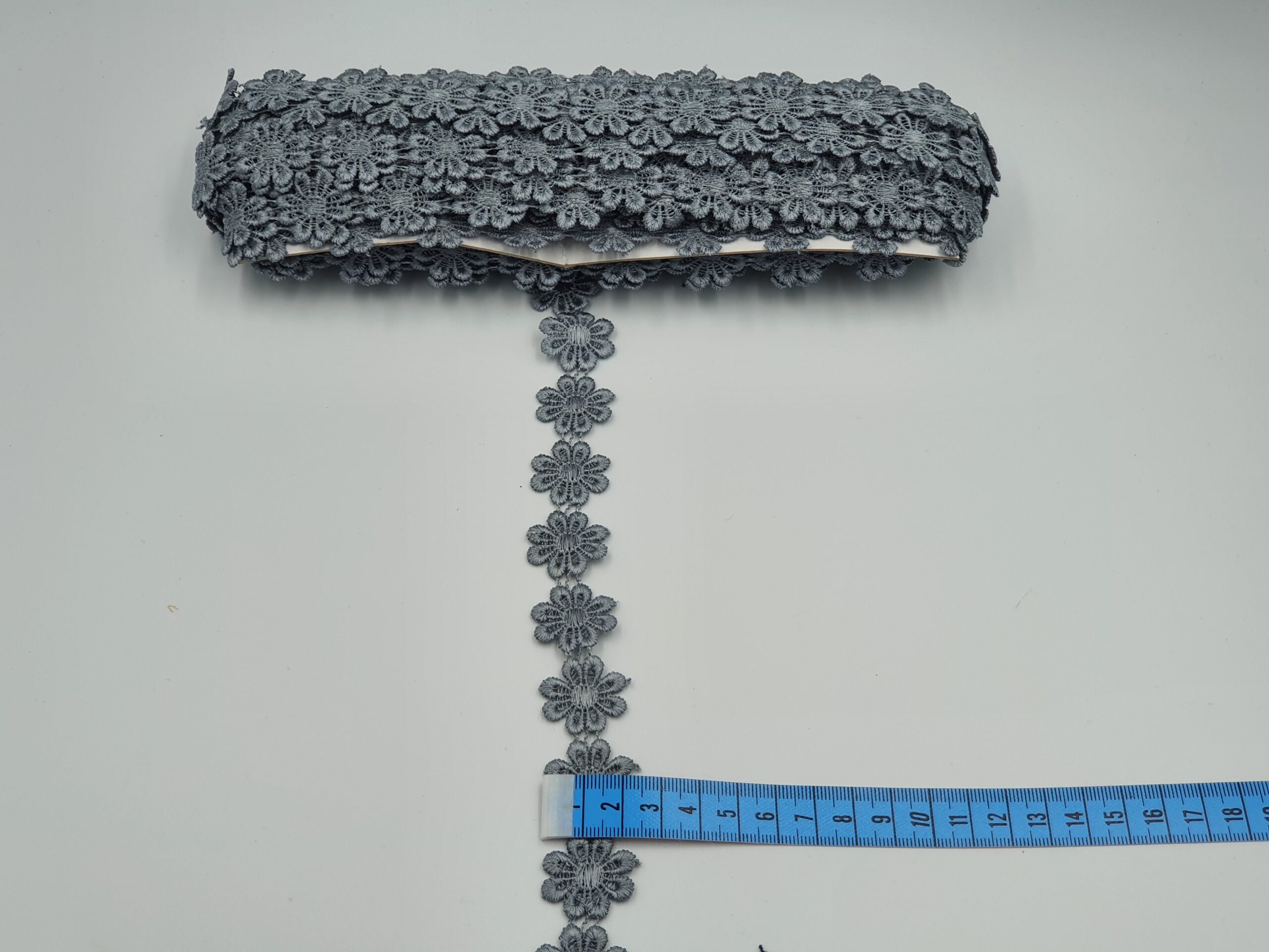 Broderie gri model din fir de matase