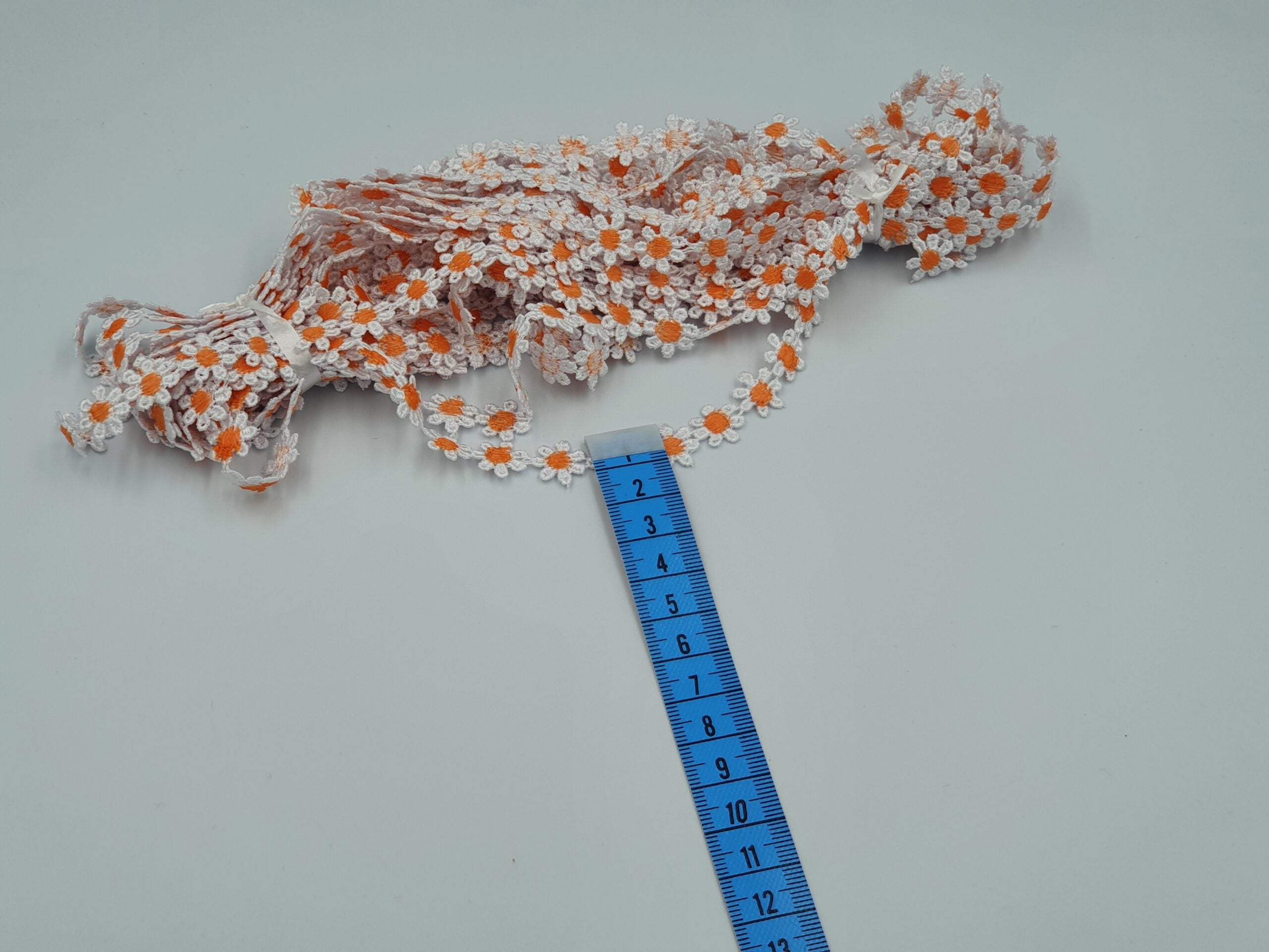 Broderie portocalie model din fir de matase