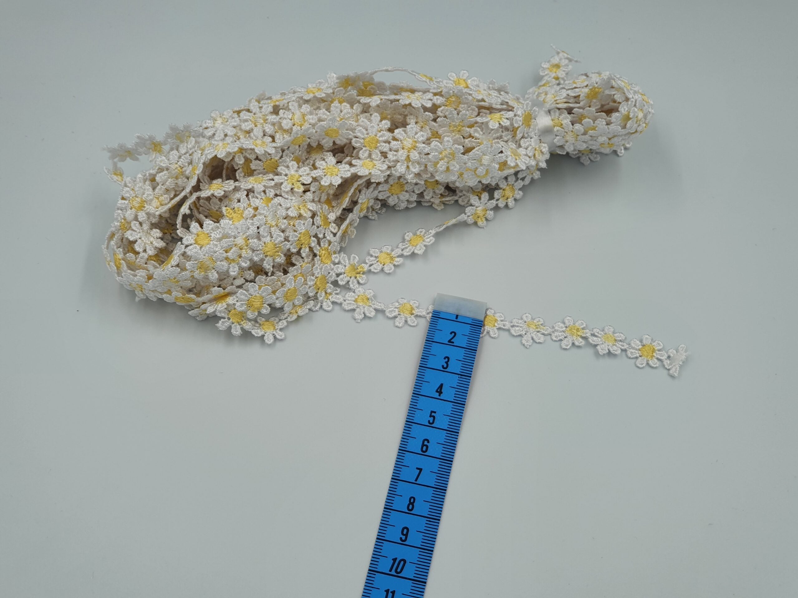 Broderie galbena model din fir de matase