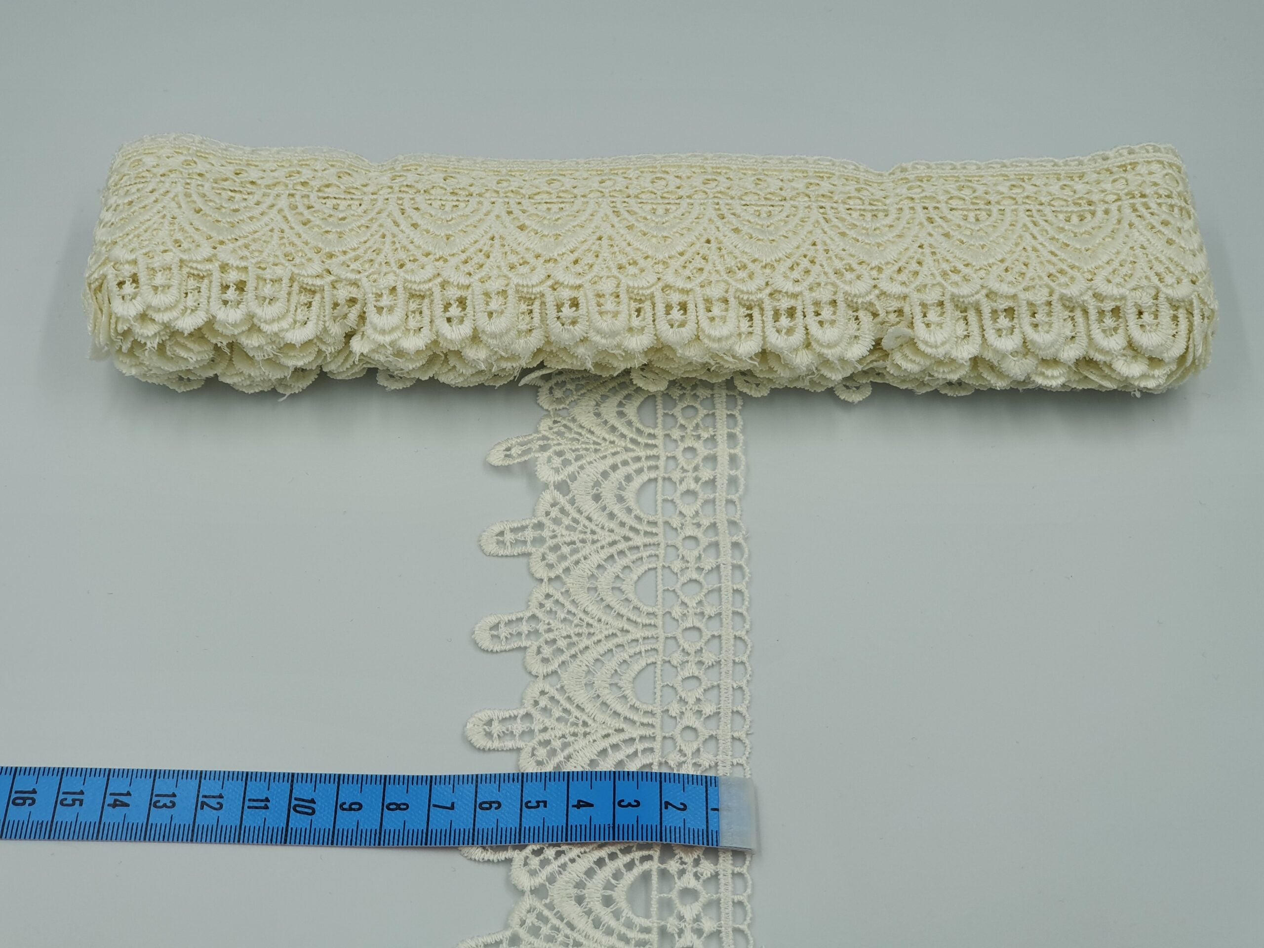 Broderie crem model din fir de matase