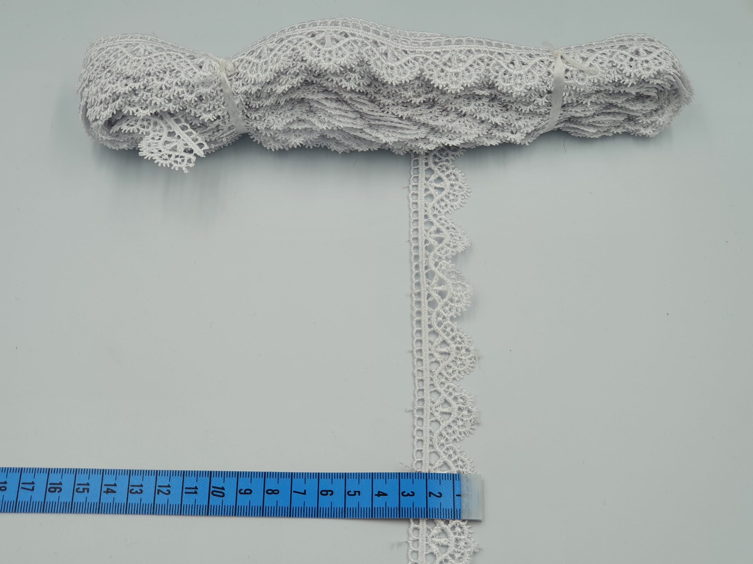 Broderie alba model din fir de matase
