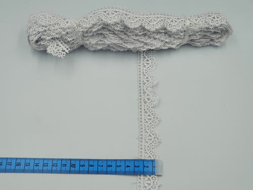 Broderie alba model din fir de matase