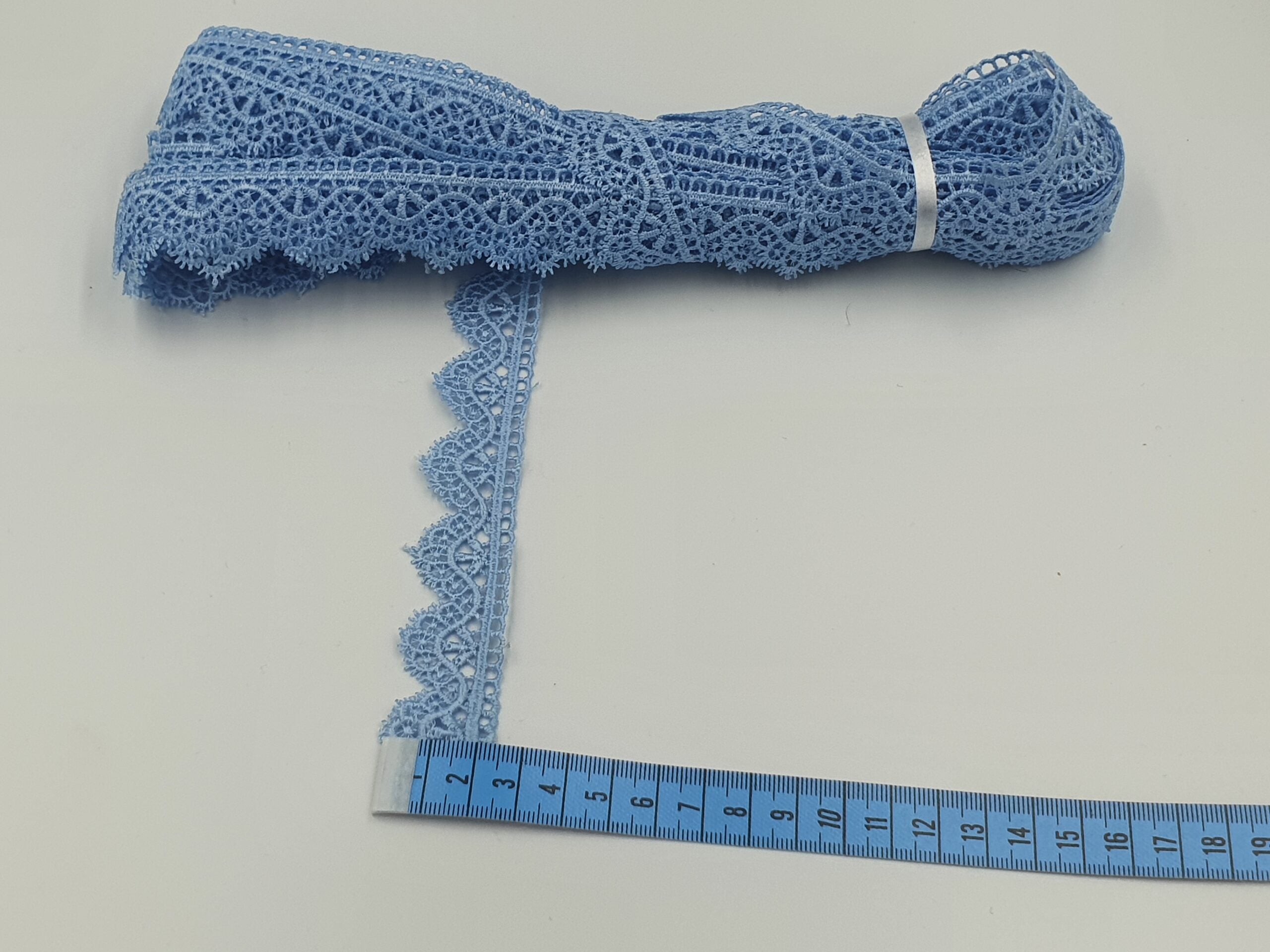 Broderie bleu-deschis model din fir de matase