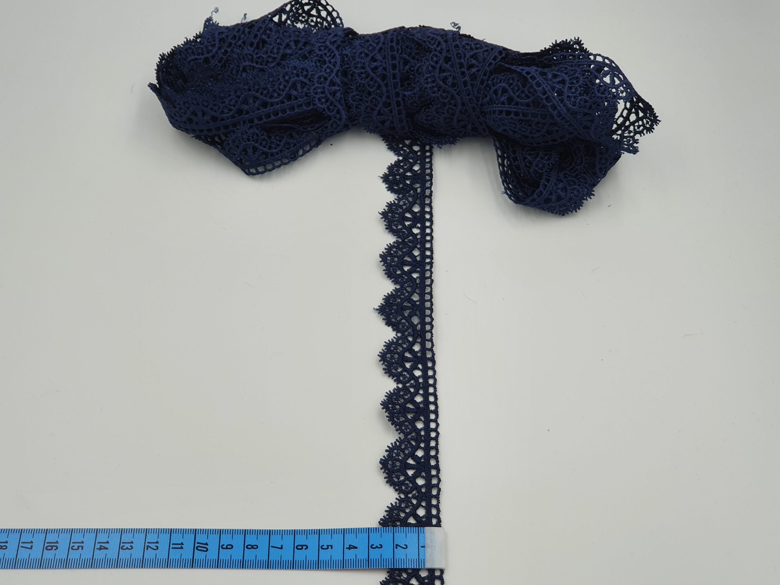 Broderie bleumarin model din fir de matase