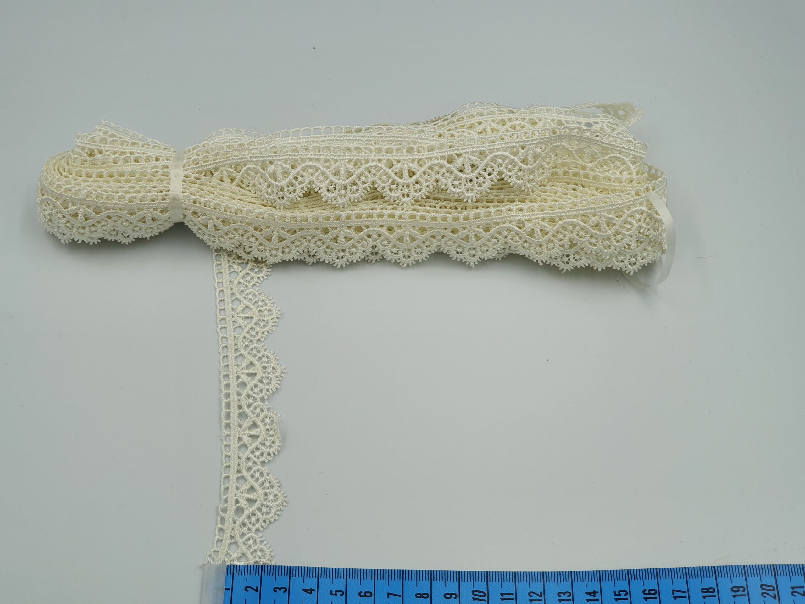 Broderie crem model din fir de matase