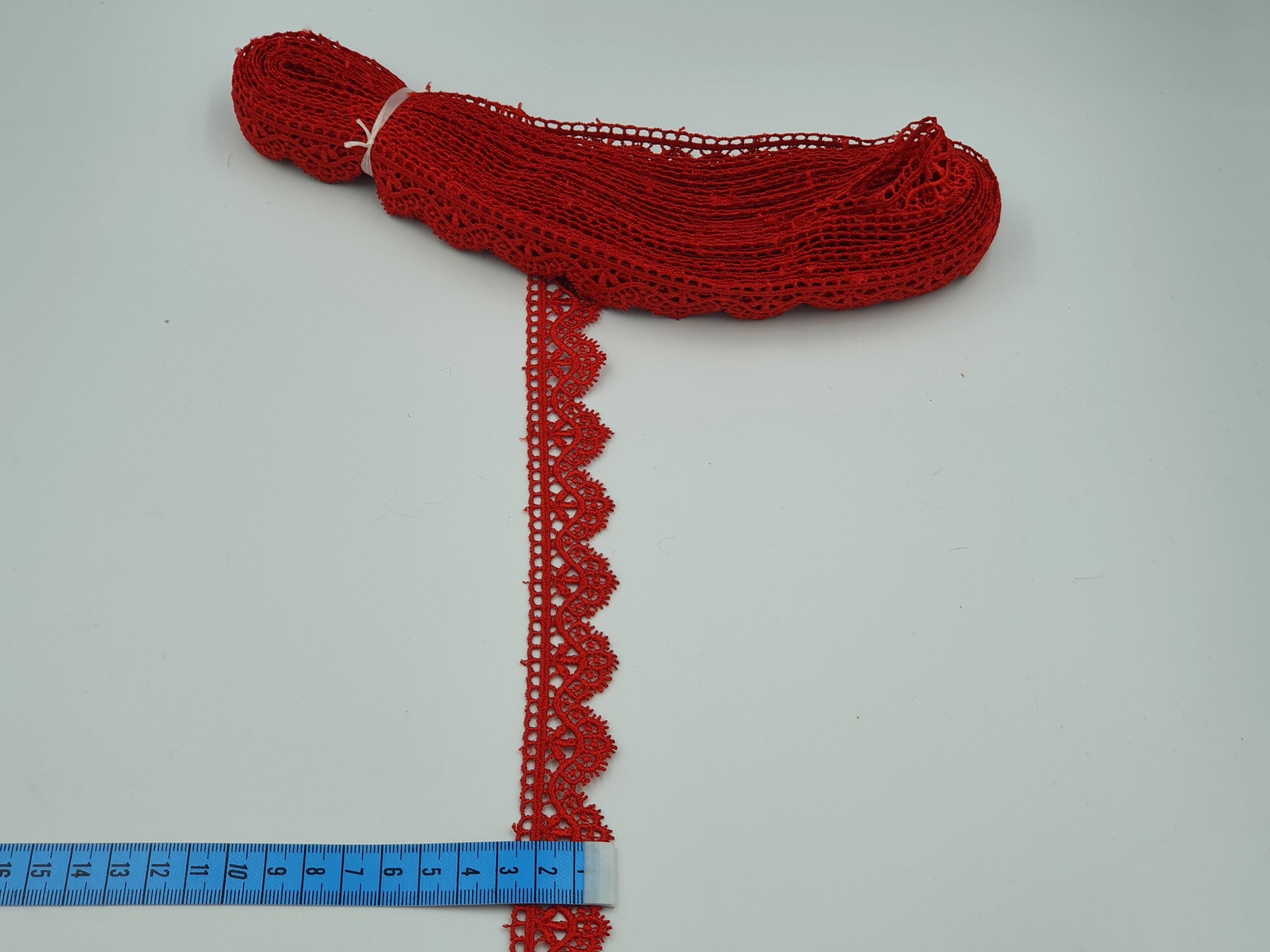 Broderie rosie model din fir de matase