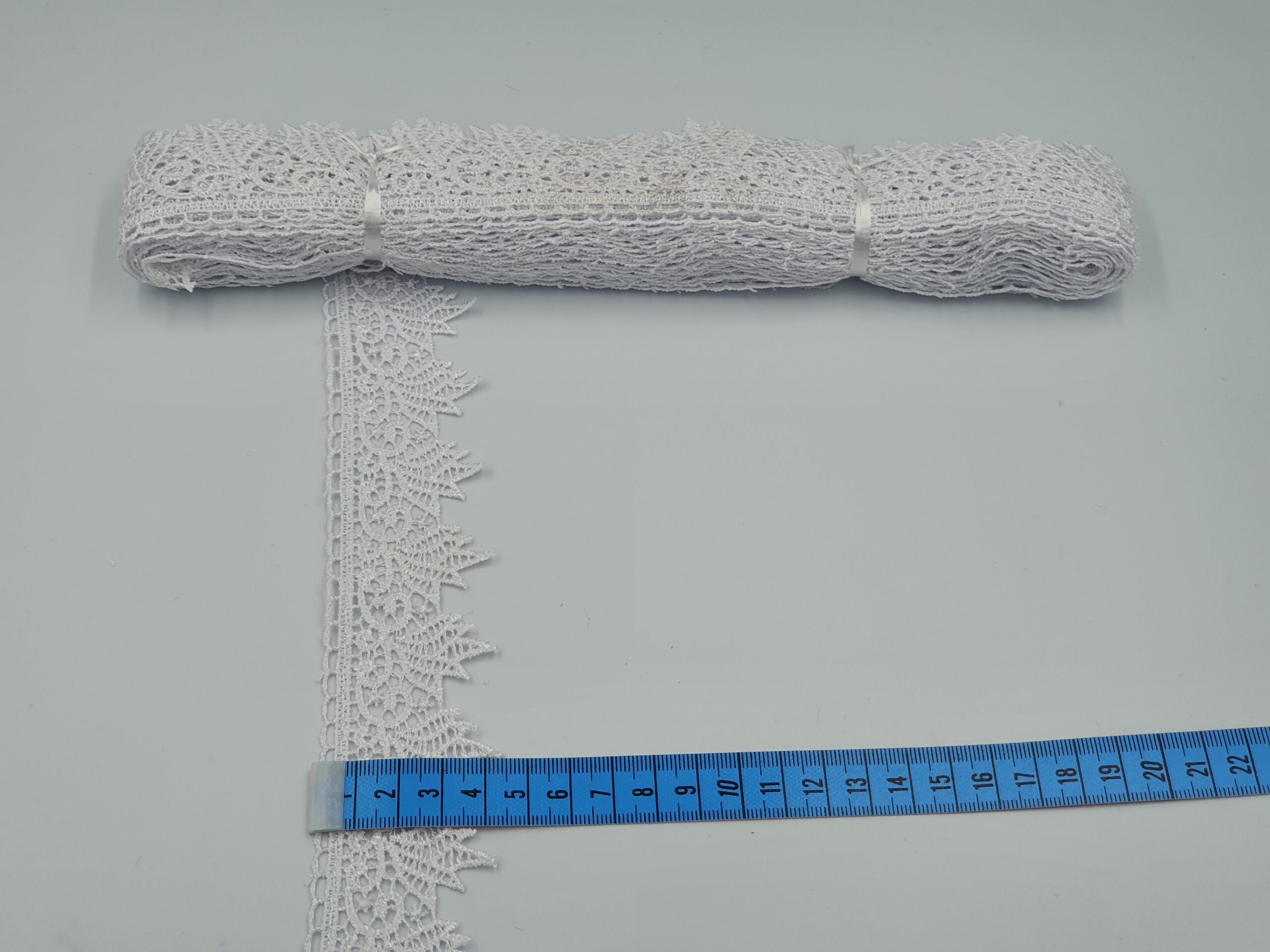 Broderie alba model din fir de matase