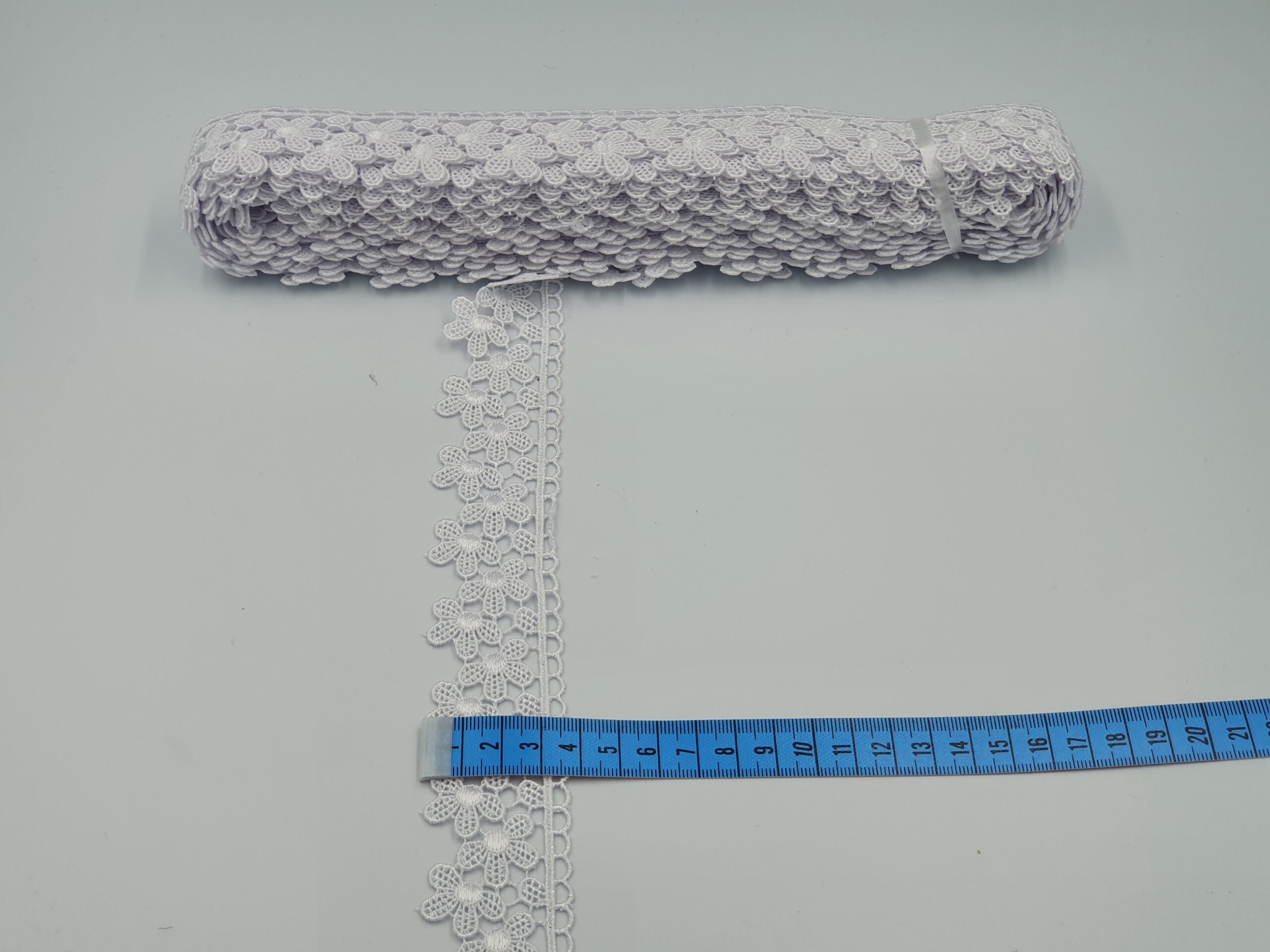 Broderie alba model din fir de matase