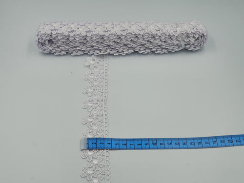 Broderie alba model din fir de matase