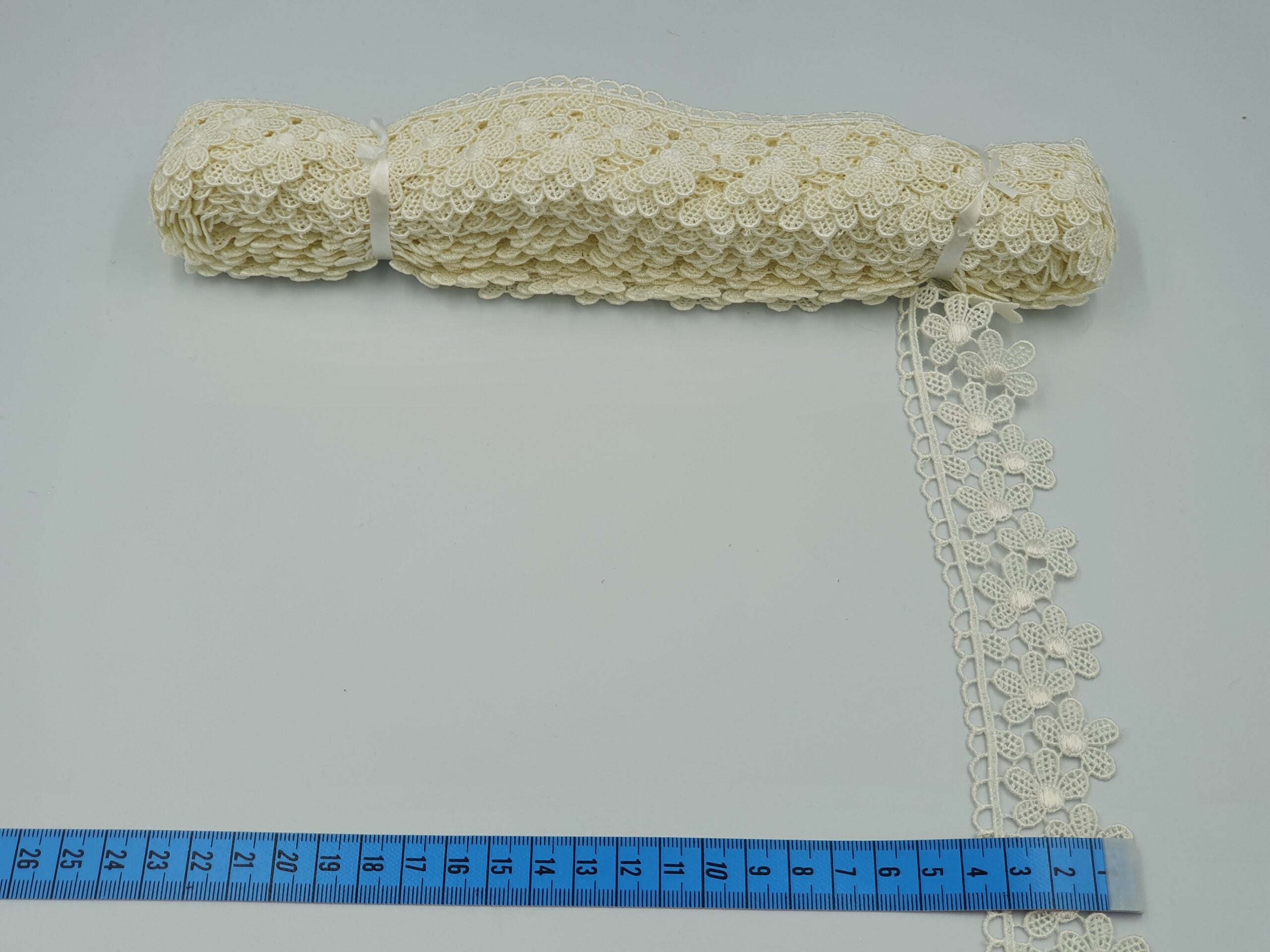 Broderie crem model din fir de matase