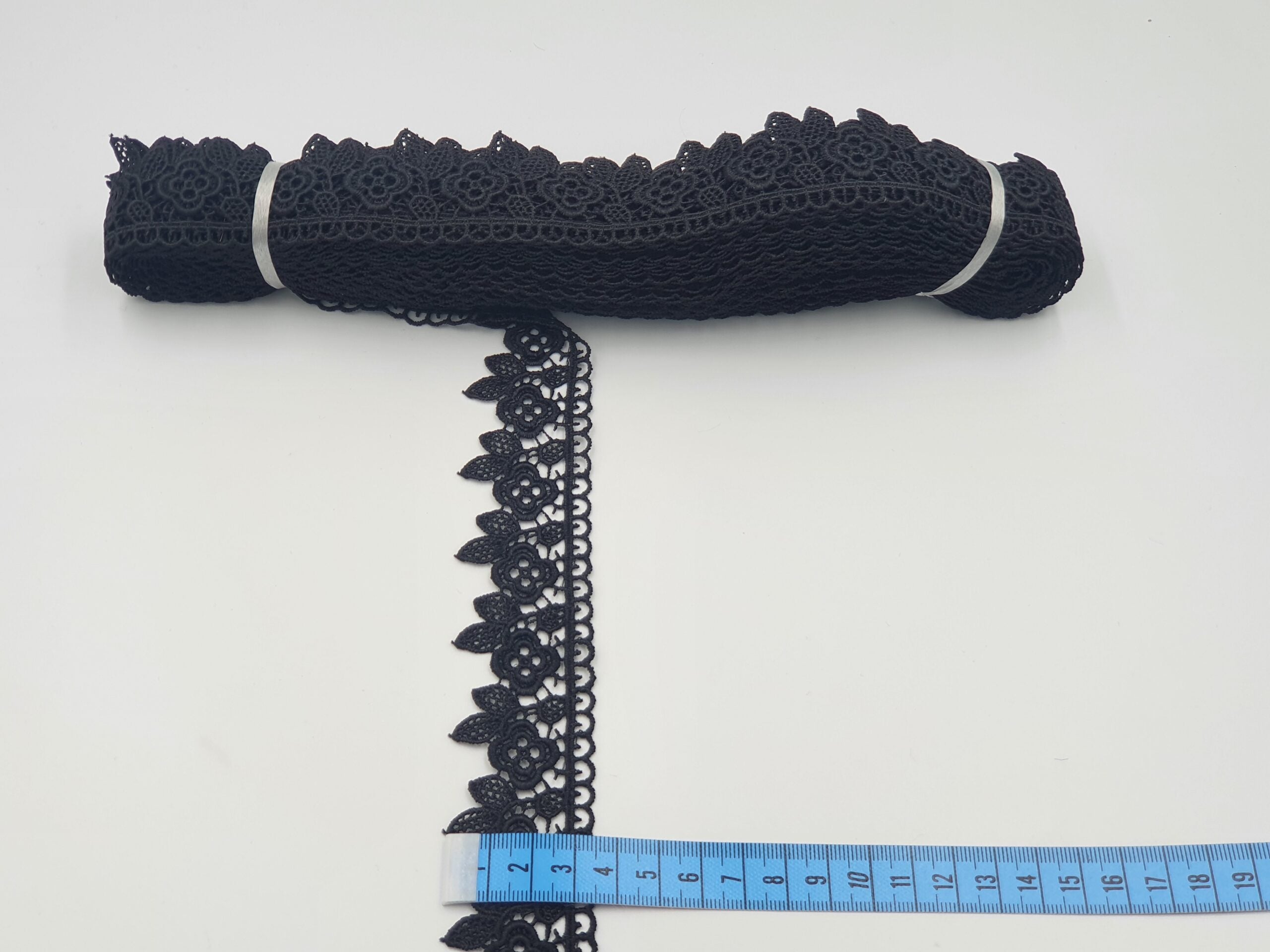 Broderie neagra model din fir de matase