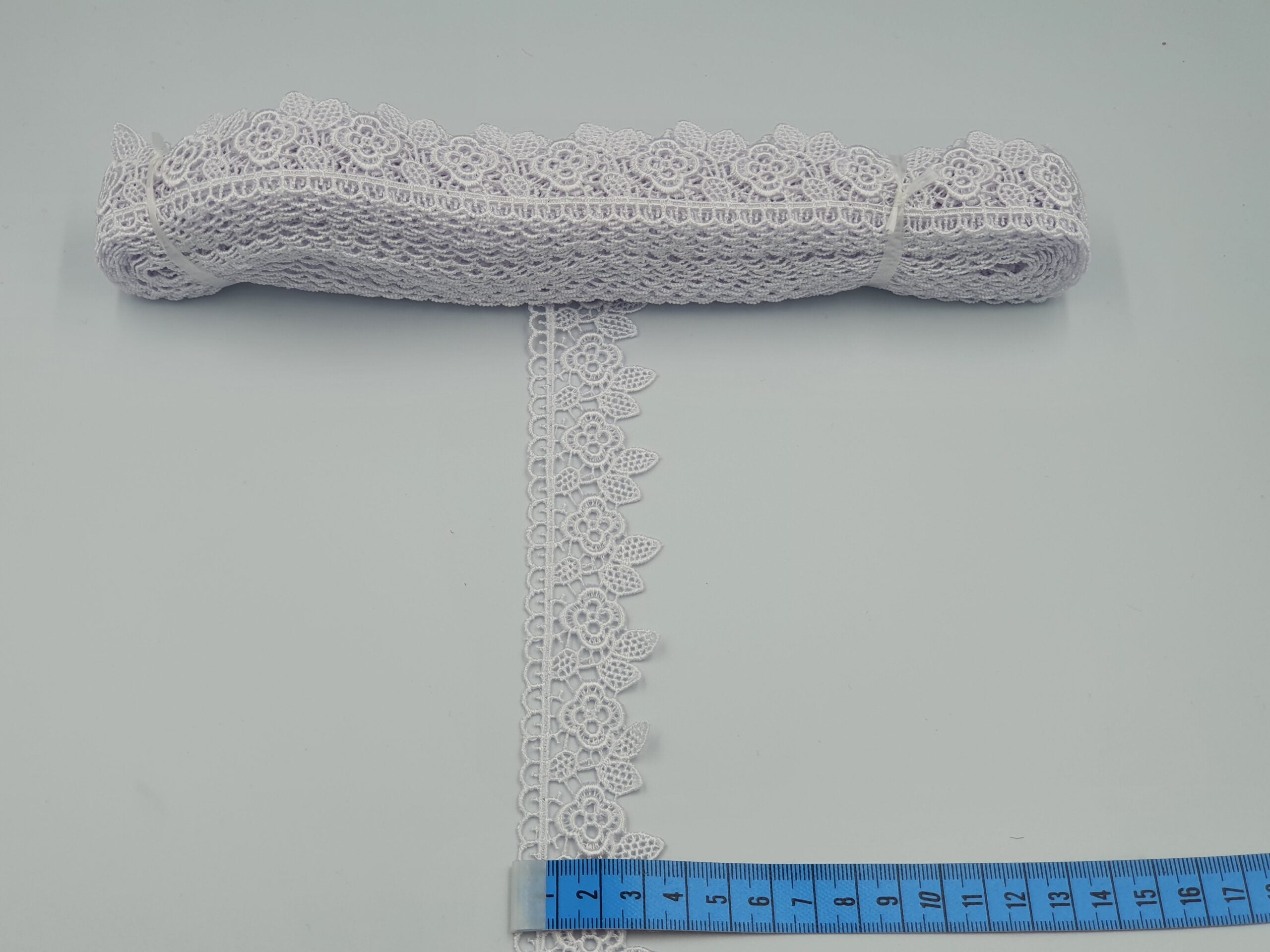 Broderie alba model din fir de matase