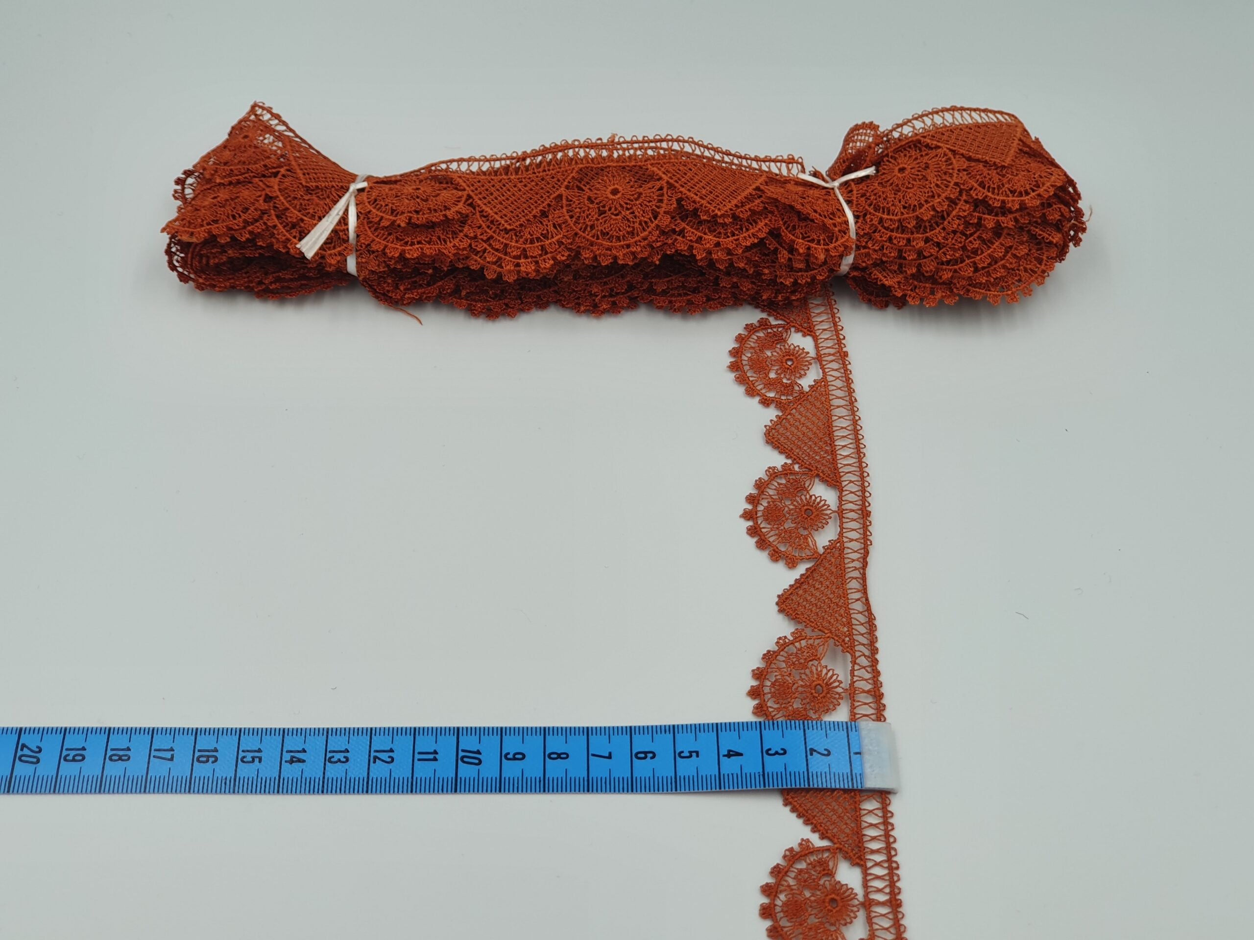 Broderie de culoare caramizie model din fir de matase