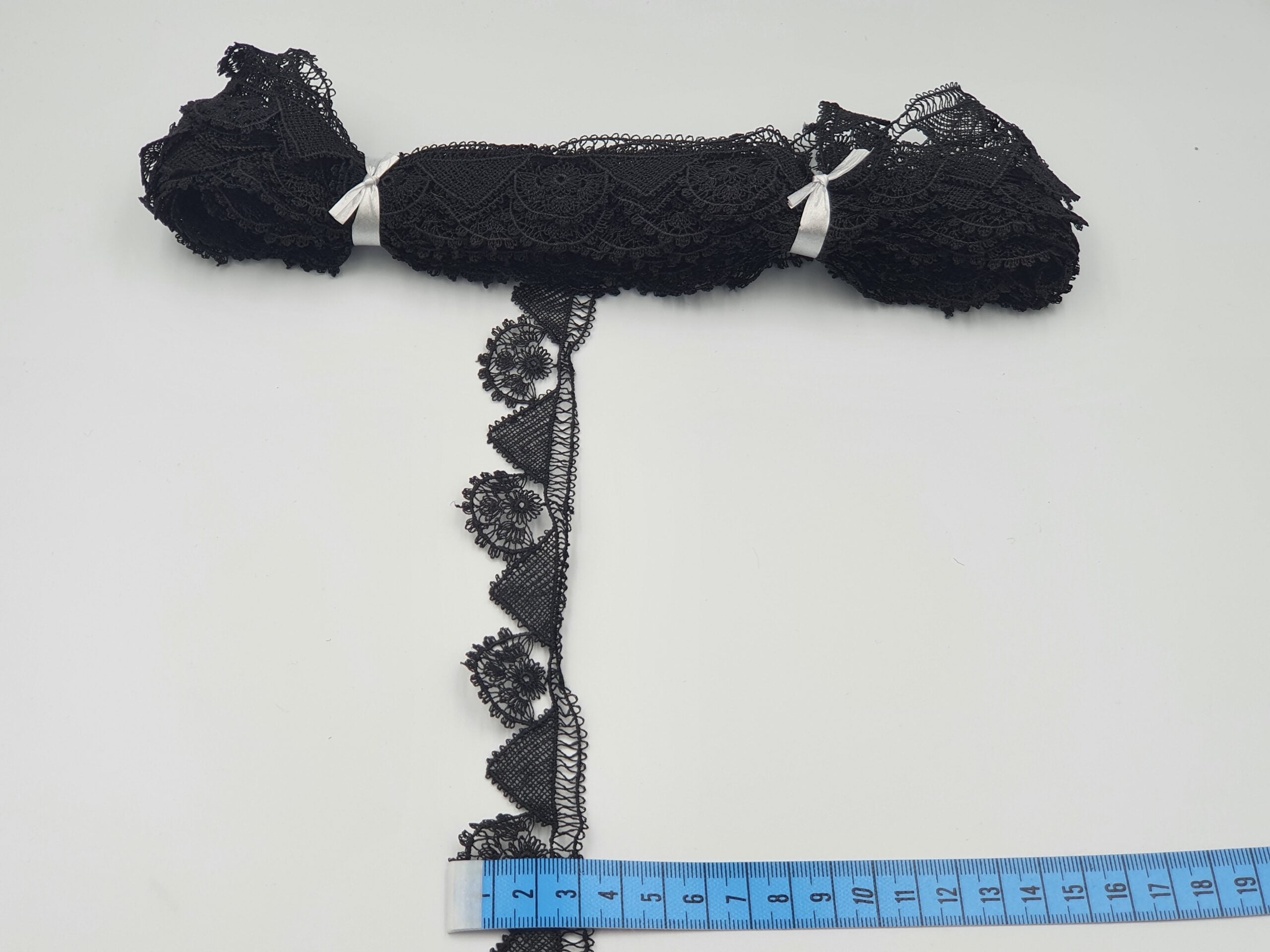 Broderie neagra model din fir de matase