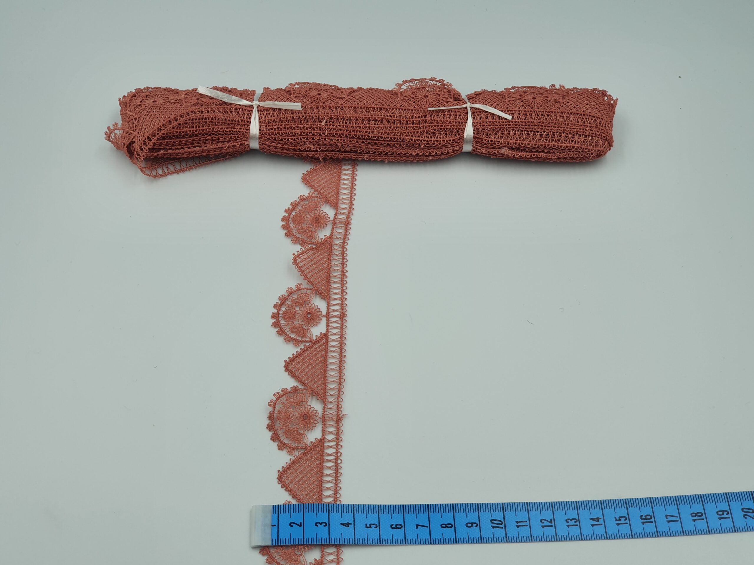 Broderie de culoare caramizie model din fir de matase