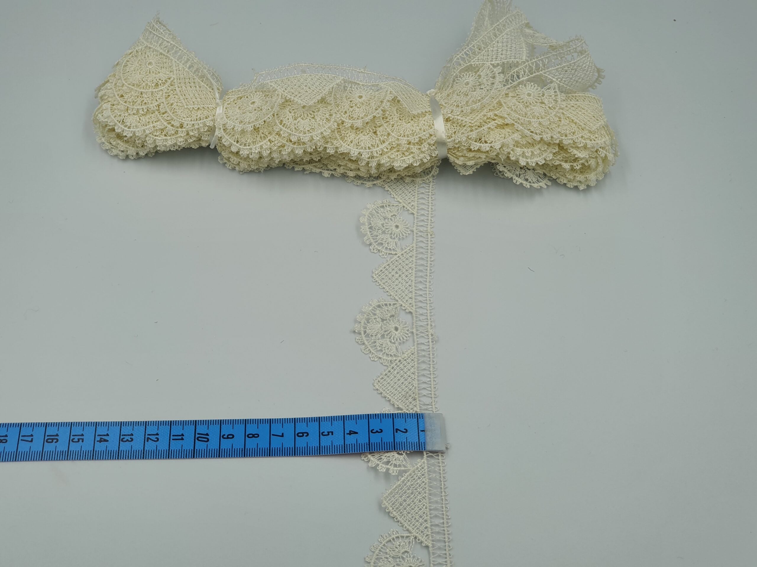 Broderie crem model din fir de matase
