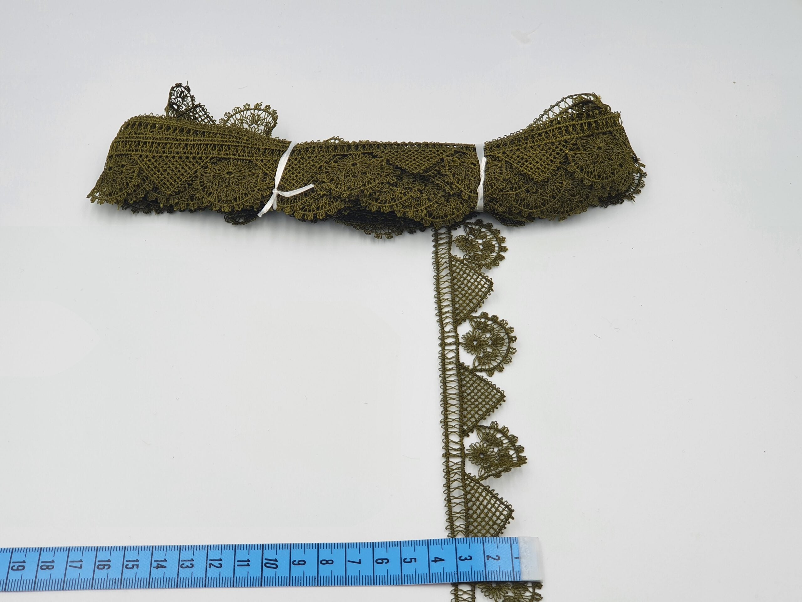 Broderie verde model din fir de matase