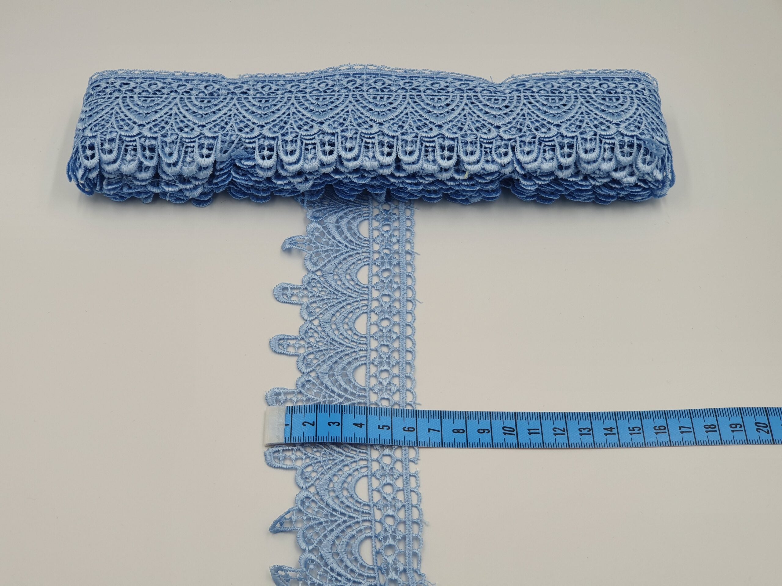 Broderie bleu-deschis model din fir de matase