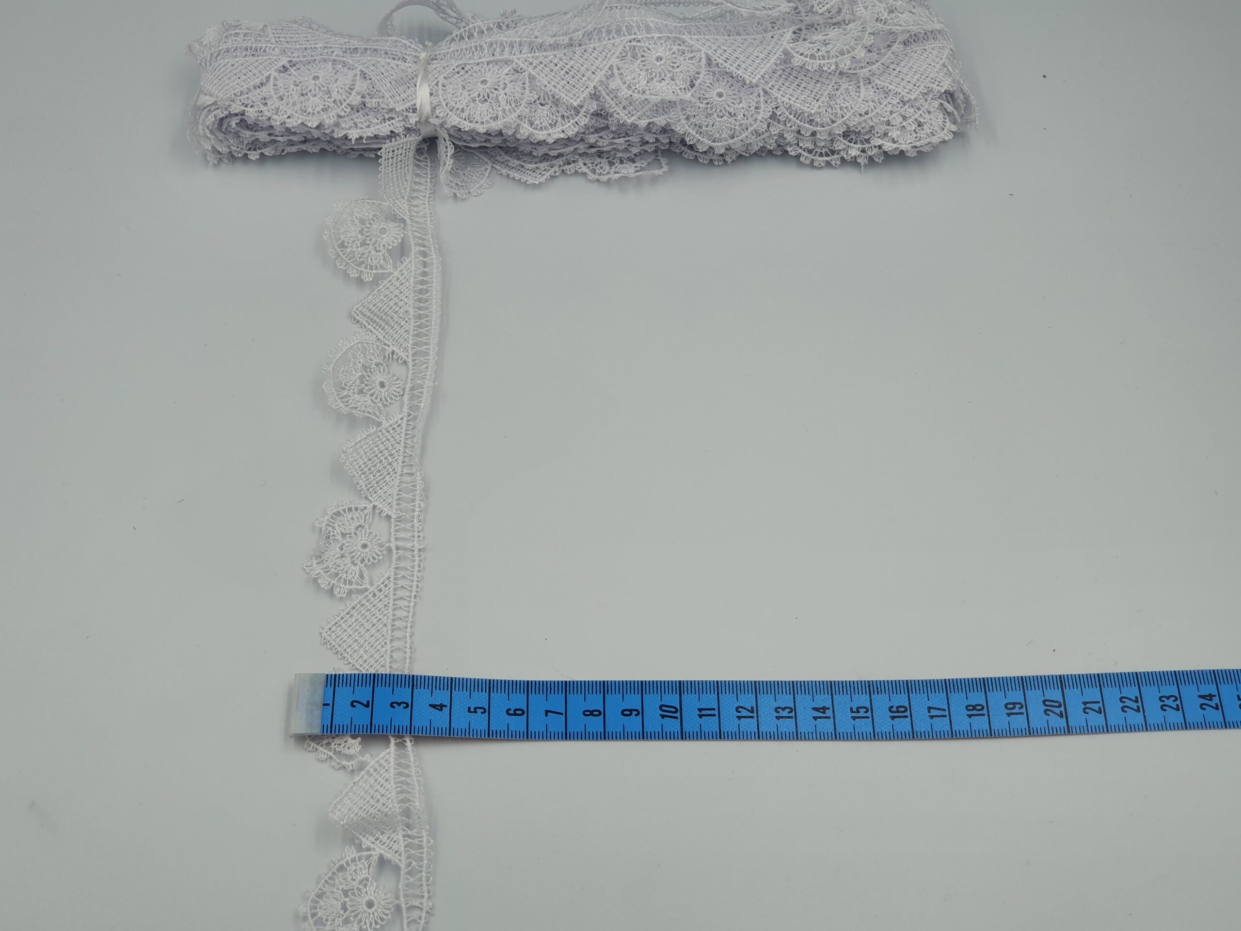 Broderie alba model din fir de matase