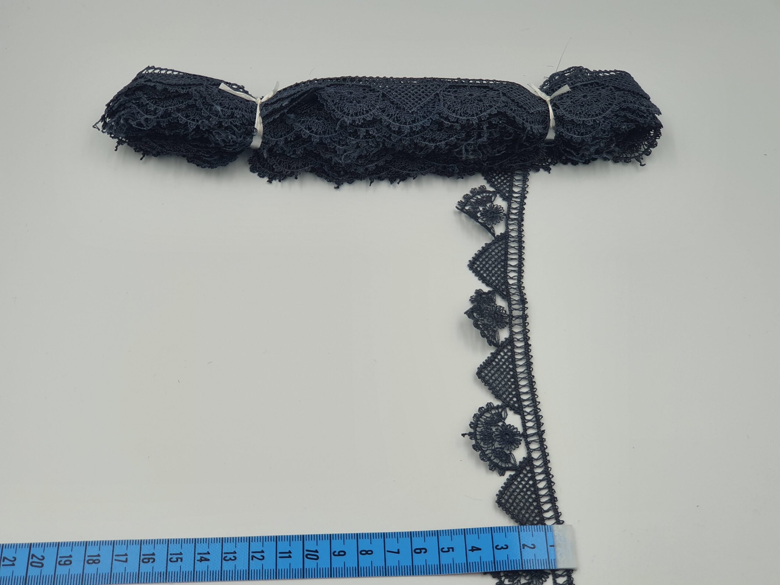 Broderie gri model din fir de matase