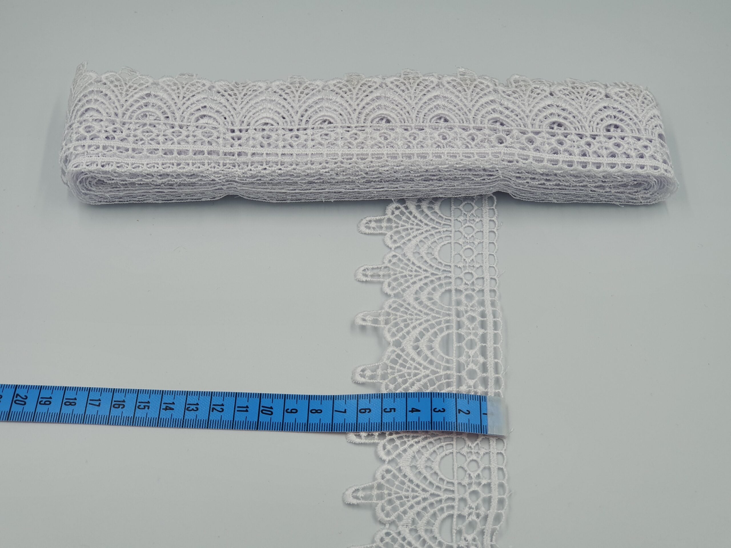 Broderie alba model din fir de matase