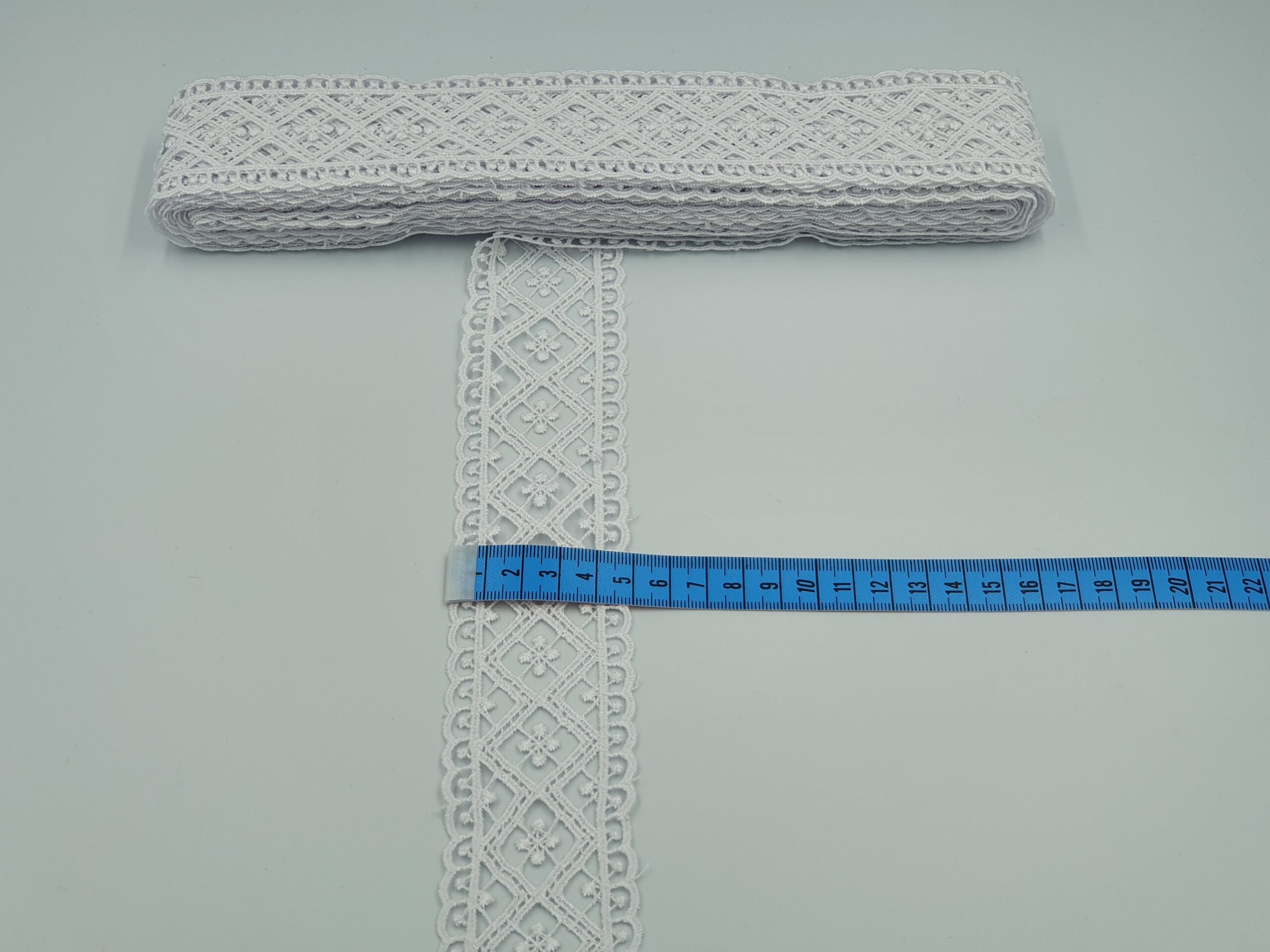 Broderie alba model din fir de matase
