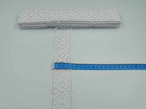 Broderie alba model din fir de matase