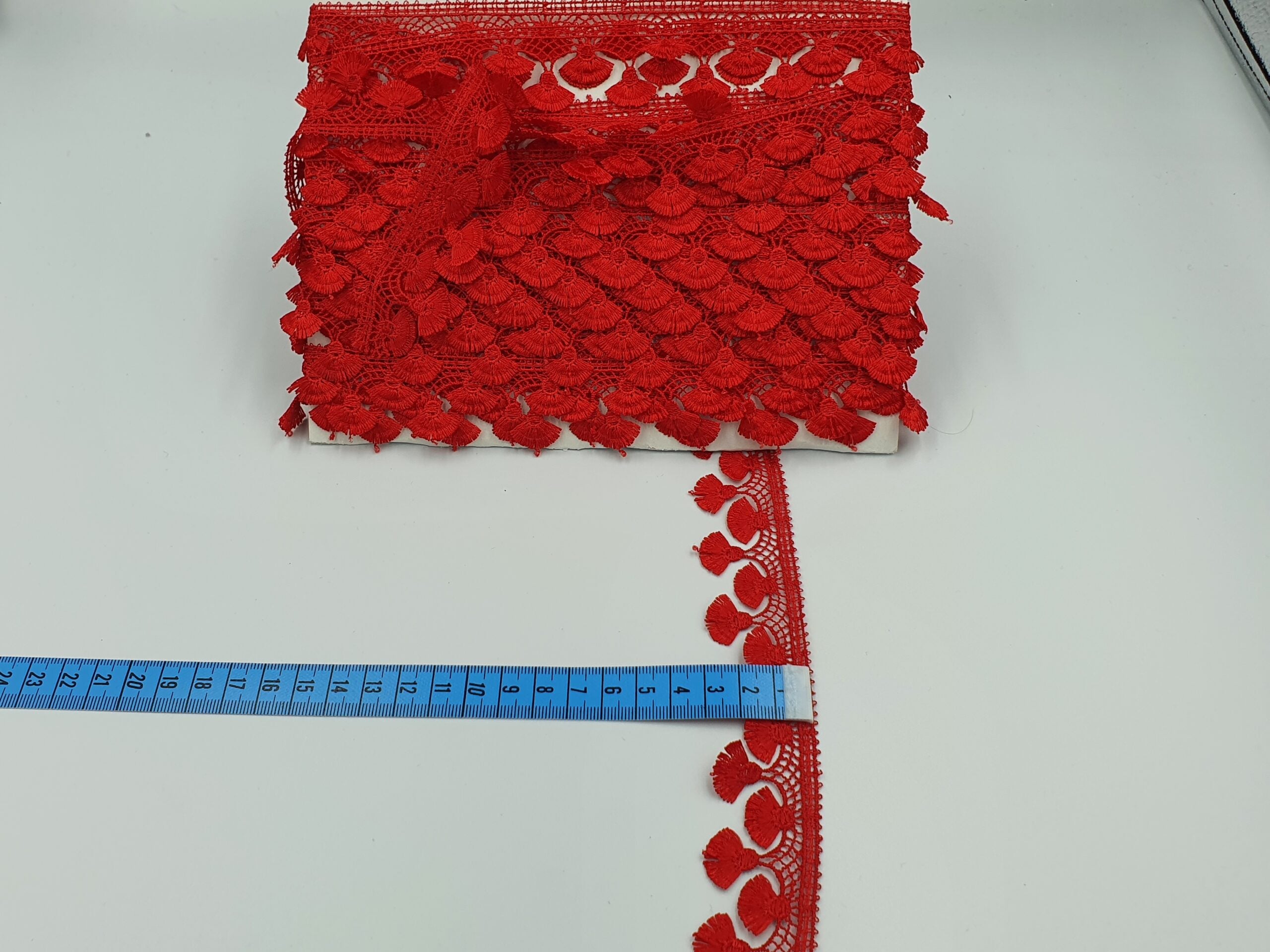 Broderie rosie model din fir de matase