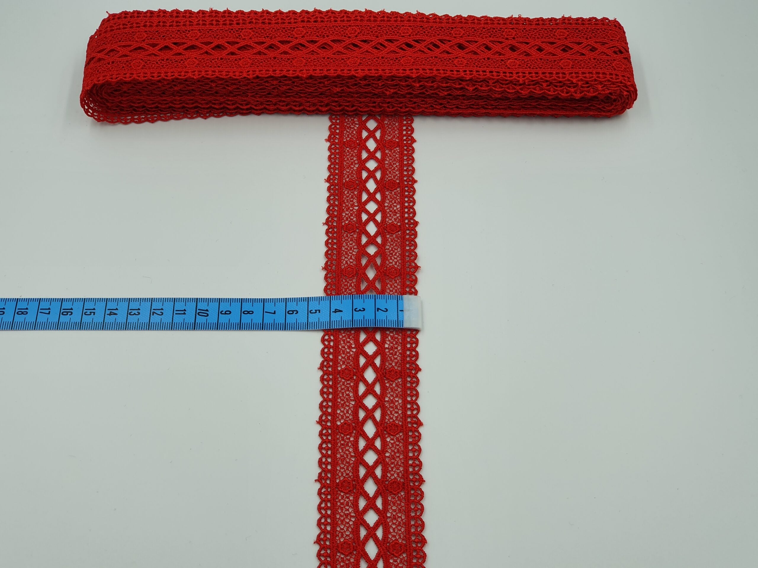 Broderie rosie model din fir de matase